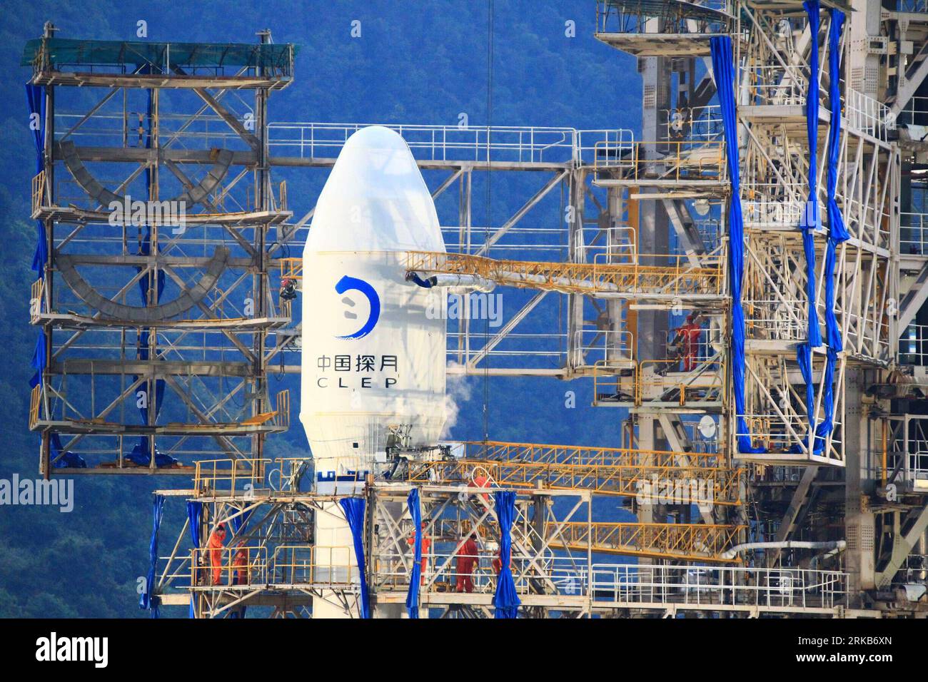 Bildnummer: 54502398 Datum: 01.10.2010 Copyright: imago/Xinhua (101001) -- XICHANG, 1 ottobre 2010 (Xinhua) -- i lavoratori del personale preparano gli ultimi preparativi sulla piattaforma di lancio del satellite Xichang Launch Center nella provincia di Sichuan, 1 ottobre 2010. La seconda sonda lunare senza equipaggio della Cina, Chang e II, è programmata per esplodere alle 18:59:57 (ora di Pechino) venerdì. (Xinhua/li Gang) (wyo) CHINA-CHANG e II-XICHANG (CN) PUBLICATIONxNOTxINxCHN gesellschaft wissenschaft Mondmission Weltraumprogramm Rakete Start Raketenstart kbdig xsp 2010 quer o0 Raumfahrt Bildnummer 54502398 Data 01 10 Foto Stock