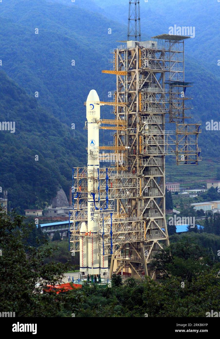 Bildnummer: 54502401 Datum: 01.10.2010 Copyright: imago/Xinhua (101001) -- XICHANG, 1 ottobre 2010 (Xinhua) -- il razzo Long March 3C caricato con la seconda sonda lunare senza equipaggio della Cina, Chang e II, è stato visto al Xichang satellite Launch Center nella provincia del Sichuan, nel sud-ovest della Cina, alle 18:30 (ora di Pechino) il 1° ottobre 2010, prima del lancio. (Xinhua/li Gang) (wyo) CHINA-CHANG e II-XICHANG (CN) PUBLICATIONxNOTxINxCHN gesellschaft wissenschaft Mondmission Weltraumprogramm Rakete Start Raketenstart kbdig xsp 2010 hoch o0 Raumfahrt Bildnummer 54502401 Data 01 10 2010 Copyright Imago XINHUA Xichang Foto Stock