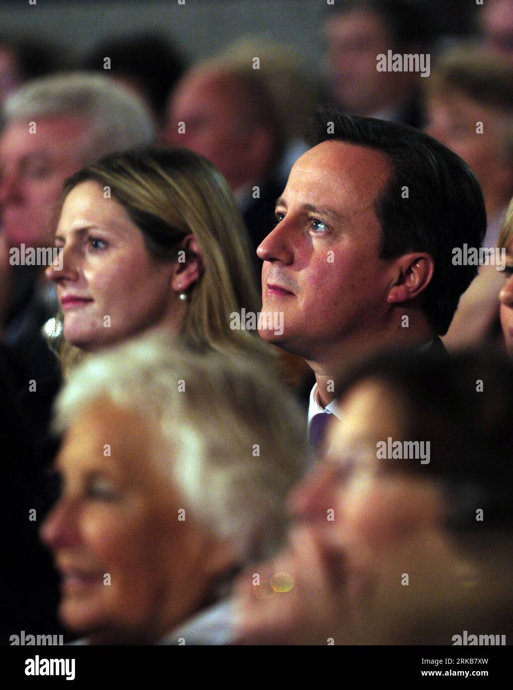 Bildnummer: 54509249 Datum: 03.10.2010 Copyright: imago/Xinhua (101003) -- BIRMINGHAM, 3 ottobre 2010 (Xinhua) -- il primo ministro britannico e leader del Partito Conservatore David Cameron (R) partecipa all'apertura della Conferenza del Partito Conservatore presso l'International Conference Centre di Birmingham, Gran Bretagna, 3 ottobre 2010. Il Partito Conservatore britannico tiene la sua conferenza annuale a Birmingham, la prima volta da quando il leader del partito David Cameron è diventato primo ministro dopo aver formato un governo di coalizione con i Liberal Democratici dopo aver vinto le elezioni generali di maggio. (Xinhua/Zeng Yi) (z Foto Stock