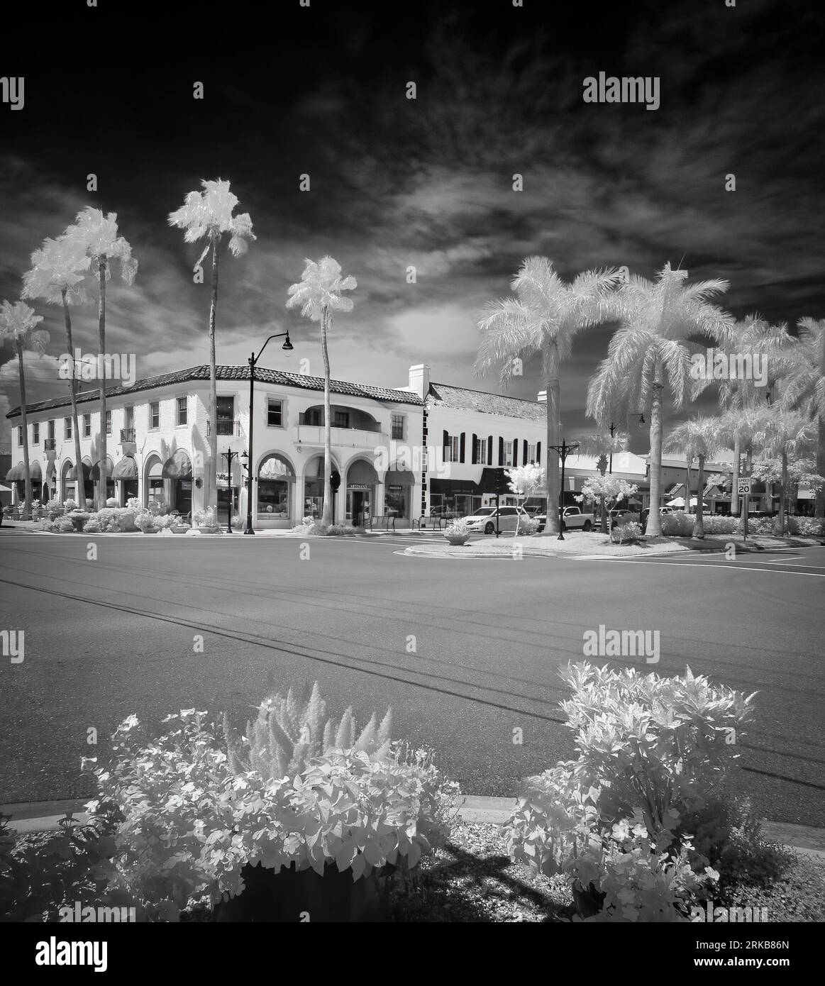 Immagine a infrarossi rossa del centro di Vencie Avenue a Venice, Florida, USA Foto Stock