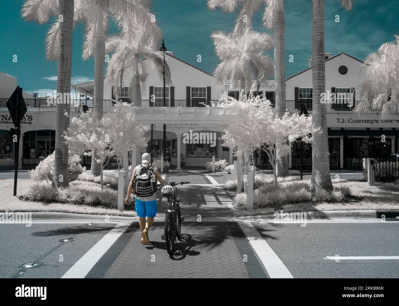 Immagine a infrarossi rossa del centro di Vencie Avenue a Venice, Florida, USA Foto Stock