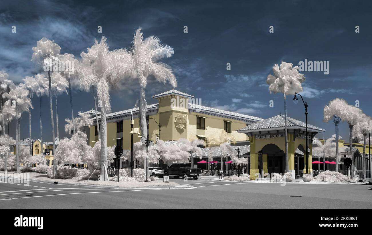 Immagine a infrarossi rossa del centro di Vencie Avenue a Venice, Florida, USA Foto Stock