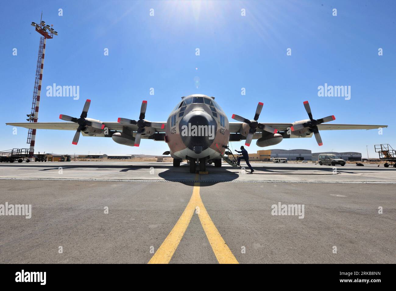 Bildnummer: 54515319 Datum: 06.10.2010 Copyright: imago/Xinhua (101006) -- BASE AEREA NEVATIM (ISRAELE), 6 ottobre 2010 (Xinhua) -- questa foto scattata il 6 ottobre 2010 mostra un aereo da trasporto pesante Hercules dell'Aeronautica militare israeliana (IAF) alla base aerea Nevatim, fuori Be er Sheva, nel sud di Israele. L'aereo da trasporto pesante Hercules iniziò ad essere utilizzato dall'IAF nel 1971. È in grado di trasportare oltre 23 tonnellate. Le sue missioni principali sono il trasporto di passeggeri e merci, rifornimento di carburante terrestre e aereo, illuminazione a luce parassita, distribuzione di pula, lancio di volantini e missioni speciali. (Xinhua/Yin Dongxun) ISRAELE Foto Stock