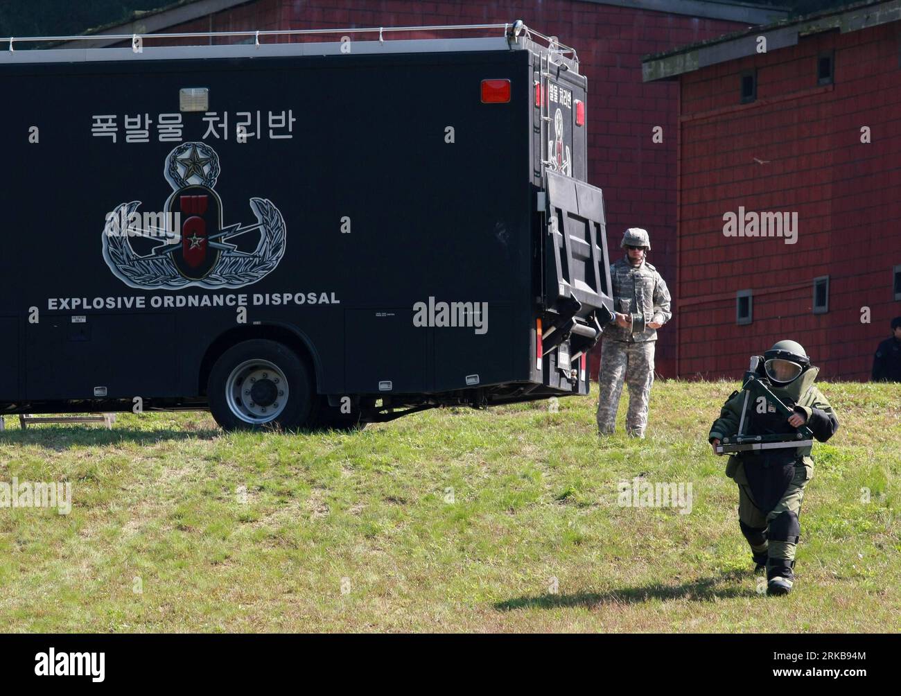 Bildnummer: 54517775 Datum: 07.10.2010 Copyright: imago/Xinhua (101007) - SEOUL, 7 ottobre 2010 (Xinhua) - U.S. Soldiers of the 718th Ordnance Company Explosive Ordnance Disposal (EOD) cercare esplosivi durante un esercizio di addestramento alla rimozione di esplosivi presso il campo di traina di Rodriguez a Pocheon, provincia di Gyeonggi della Corea del Sud, il 7 ottobre 2010. (Xinhua/Park Jin-hee) (wh) COREA DEL SUD-ADDESTRAMENTO MILITARE PUBLICATIONxNOTxINxCHN Gesellschaft Militärübung Militär Übung kbdig xub 2010 quer o0 Sprengstoff, Sprengstoffübung, Bombenübung, Entschärfen, Soldat Bildnummer 54517775 Data 07 10 2010 Copyright IM Foto Stock