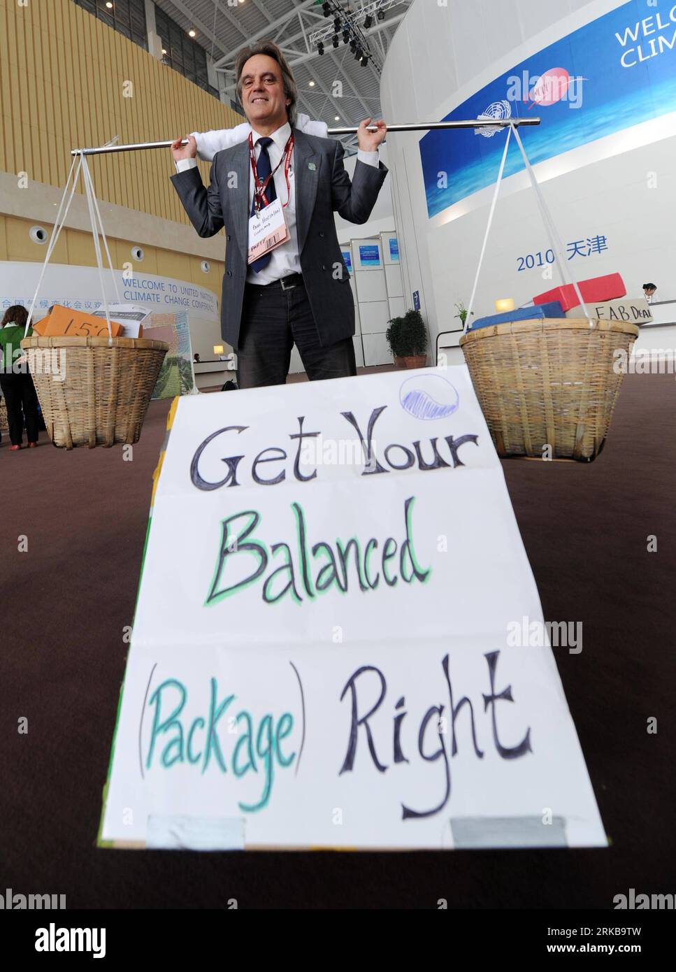 Bildnummer: 54521011 Datum: 08.10.2010 Copyright: imago/Xinhua (101008) -- TIANJIN, 8 ottobre 2010 (Xinhua) -- il coordinatore della campagna globale per l'azione per il clima Paul Horsman porta due cesti di documenti negoziali al Centro Congressi ed esposizioni di Tianjin Meijiang, sede della conferenza delle Nazioni Unite sul cambiamento climatico nel comune di Tianjin nella Cina settentrionale, 8 ottobre 2010, per invitare i delegati a ottenere un giusto equilibrio. (Xinhua/Yue Yuewei) (wyo) CINA-TIANJIN-AZIONE PER IL CLIMA (CN) PUBLICATIONxNOTxINxCHN Politik uno Klimagespräche Klimaschutz people kbdig xub 2010 hoch premiumd o0 protesta, Bildnummer Foto Stock