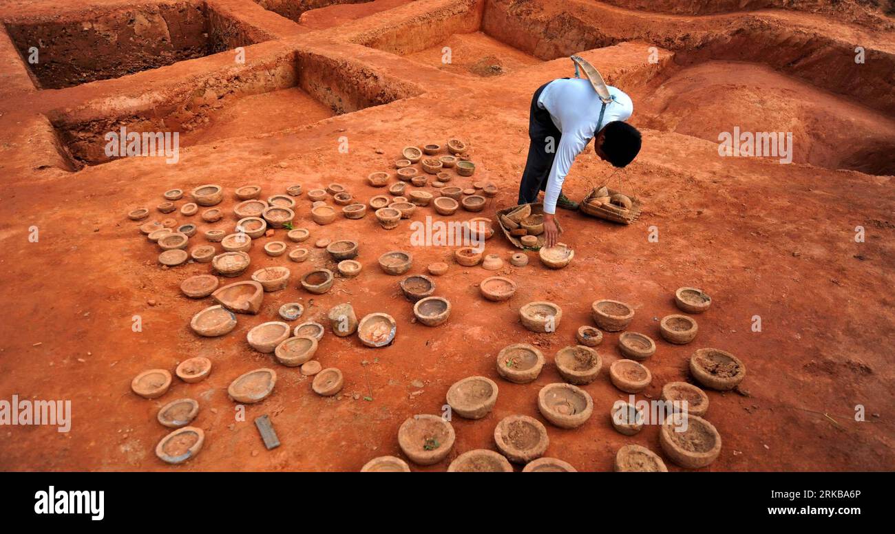 Bildnummer: 54522248 Datum: 09.10.2010 Copyright: imago/Xinhua (101009) -- CHANGSHA, 9 ottobre 2010 (Xinhua) -- Un operaio organizza antiche ceramiche scavate da un forno popolare della dinastia Song settentrionale (960-1127) a Liling, Cina centrale, provincia di Hunan, 9 ottobre 2010. I recenti scavi archeologici di due mesi hanno dimostrato che la storia dei forni popolari di Liling risale al 1049, un anno nella dinastia Song settentrionale, invece di stimare in precedenza 1729, un anno nella dinastia Qing (1644-1911). (Xinhua/Zhao Zhongzhi) CHINA-HUNAN-LILING-ARCHEOLOGY-FOLK KILN (CN) PUBLICATIONxNOTxINxCHN Gesell Foto Stock