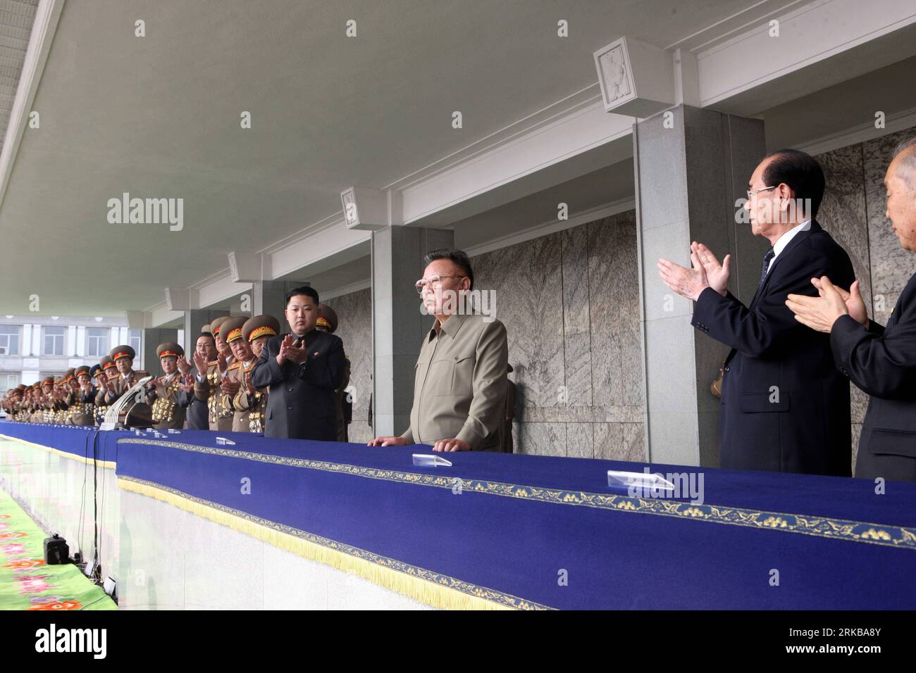 101010 -- PYONGYANG, 10 ottobre 2010 Xinhua -- Kim Jong il 3rd R, leader della Repubblica Popolare Democratica di Corea RPDC, Kim Jong un 4th R, vicepresidente della Commissione militare centrale del Partito dei lavoratori di Corea, e Kim Yong Nam 2nd R, presidente del Presidium dell'Assemblea Popolare Suprema della RPDC, sono visti davanti a una grande parata militare per celebrare il 65° anniversario della fondazione del Partito di Corea, a Pyongyang, 10 ottobre 2010. Xinhua/Yao Dawei xzj RPDC-PYONGYANG-PARADE PUBLICATIONxNOTxINxCHN Foto Stock
