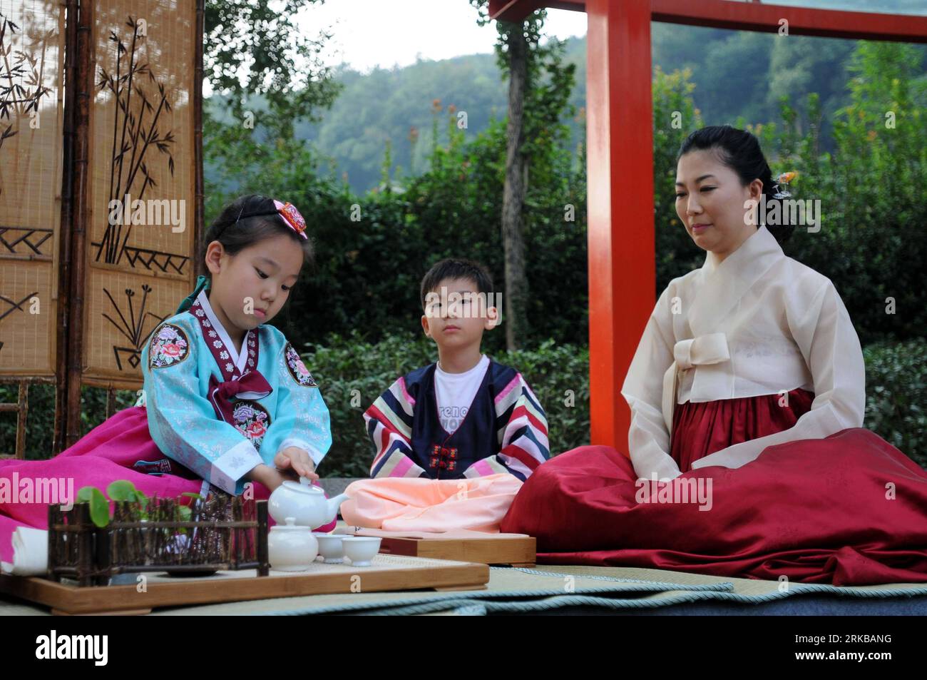 Bildnummer: 54524835 Datum: 10.10.2010 Copyright: imago/Xinhua (101010) -- HANGZHOU, 10 ottobre 2010 (Xinhua) -- due bambini dalla Corea del Sud eseguono arte del tè in un'attività a Hangzhou, capitale della provincia dello Zhejiang della Cina orientale, 10 ottobre 2010. Gli artisti del tè provenienti da Cina, Corea del Sud e Giappone si sono riuniti a Hangzhou domenica per scambiare culture del tè. (Xinhua/Song Jianhao) (zhs) CHINA-ZHEJIANG-HANGZHOU-TEA CULTURE (CN) PUBLICATIONxNOTxINxCHN Gesellschaft kbdig xkg 2010 quer Aufmacher premiumd o0 Teezeremonie, Tee, Zeremonie Bildnummer 54524835 Date 10 10 2010 Copyright Imago XINHUA Hangzhou OCT 10 Foto Stock