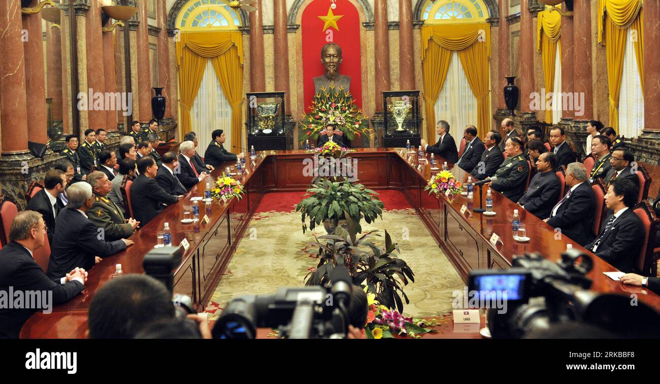 Bildnummer: 54529827 Datum: 12.10.2010 Copyright: imago/Xinhua (101012) -- HANOI, 12 ottobre 2010 (Xinhua) -- il presidente vietnamita Nguyen Minh Triet (C) incontra i delegati che partecipano al 1 ° ASEAN Defense Ministers Meeting Plus (ADMM-Plus) ad Hanoi, Vietnam, 12 ottobre 2010. Il primo incontro dei ministri della difesa dell'ASEAN Plus (ADMM-Plus) si è concluso qui martedì con i partecipanti che hanno presentato una dichiarazione congiunta che dimostra la loro volontà politica di rafforzare la cooperazione per affrontare le sfide non tradizionali in materia di sicurezza. (Xinhua/Huang Xiaoyong) (zcc) VIETNAM-HANOI-ADMM-PLUS PUBLICATIONxNOTxINxCHN persone Foto Stock