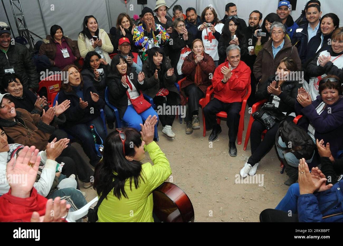 COPIAPO CILE, 13 ottobre 2010 Xinhua -- in questa immagine rilasciata dal governo cileno, il presidente cileno Sebastian Pinera R, in colloqui con i parenti dei 33 minatori intrappolati nella miniera di rame di San Jose, nel nord del Cile, il 12 ottobre 2010. L'operazione per sollevare i 33 minatori intrappolati per oltre due mesi nel nord del Cile è in corso proprio ora, e il primo minatore dovrebbe emergere a breve. Xinhua/ Jose Manuel de la Maza/ governo di Chilelyi CREDITO OBBLIGATORIO NESSUN USO EDITORIALE DI VENDITA SOLO CILE-MINE INCIDENTE-SALVATAGGIO PUBLICATIONxNOTxINxCHN Foto Stock