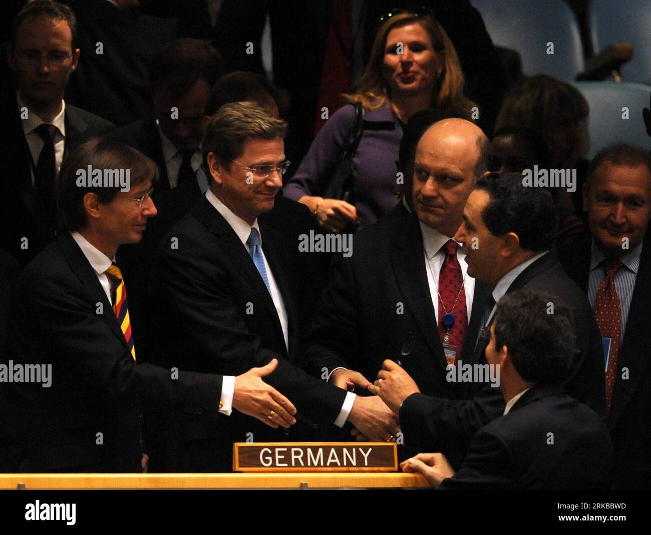 (101012) -- NEW YORK, 12 ottobre 2010 (Xinhua) -- il ministro degli Esteri tedesco Guido Westerwelle si congratula dopo che la Germania è stata selezionata come uno dei cinque membri non permanenti del Consiglio di sicurezza delle Nazioni Unite presso la sede delle Nazioni Unite a New York 12 ottobre 2010. Colombia, Germania, India, Portogallo e Sud Africa martedì hanno preso seggi indiscussi nel Consiglio di sicurezza delle Nazioni Unite mentre l'Assemblea generale delle Nazioni Unite, composta da 192 membri, si è riunita per eleggere cinque membri non permanenti del più potente organo delle Nazioni Unite. (Xinhua/Shen Hong) US-NEW YORK-CONSIGLIO DI SICUREZZA delle Nazioni Unite PUBLICATIONxNOTxINxCHN 101012 New York OCT 12 2010 XINHUA German Foreign Foto Stock