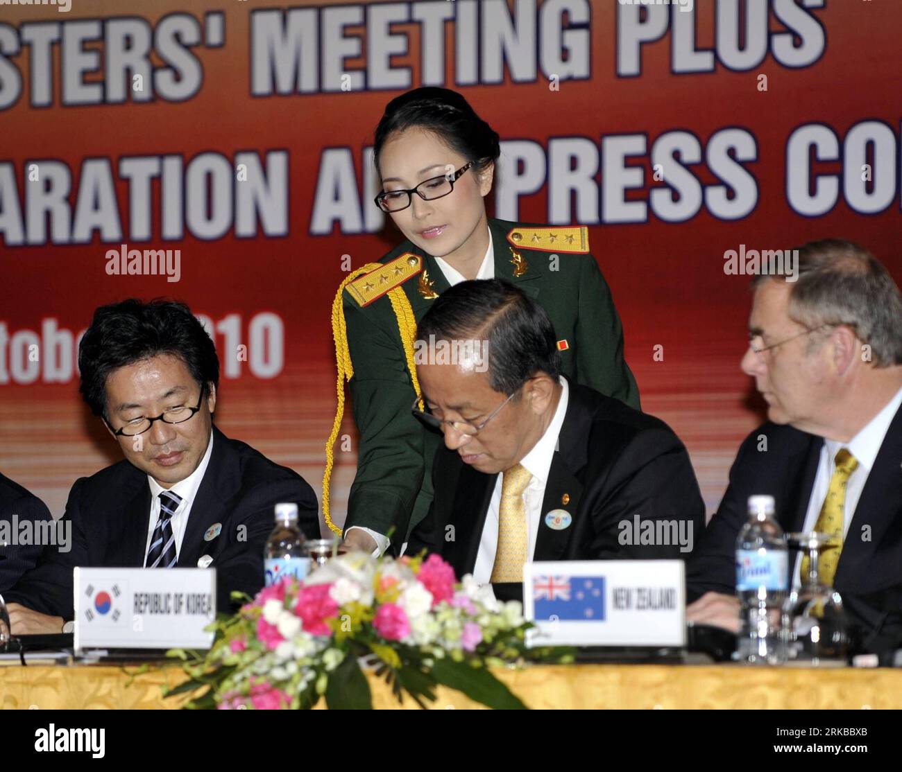 Bildnummer: 54530856 Datum: 12.10.2010 Copyright: imago/Xinhua (101012) -- HANOI, 12 ottobre 2010 (Xinhua) -- delegati del 1° incontro ASEAN dei Ministri della difesa Plus (ADMM-Plus) firmano la dichiarazione congiunta alla conferenza stampa di Hanoi, Vietnam, 12 ottobre 2010. Il primo incontro dei ministri della difesa dell'ASEAN Plus (ADMM-Plus) si è concluso qui martedì con i partecipanti che hanno presentato una dichiarazione congiunta che dimostra la loro volontà politica di rafforzare la cooperazione per affrontare le sfide non tradizionali in materia di sicurezza. (Xinhua/Huang Xiaoyong) (zcc) VIETNAM-HANOI-ADMM-PLUS PUBLICATIONxNOTxINxCHN People Politik KB Foto Stock