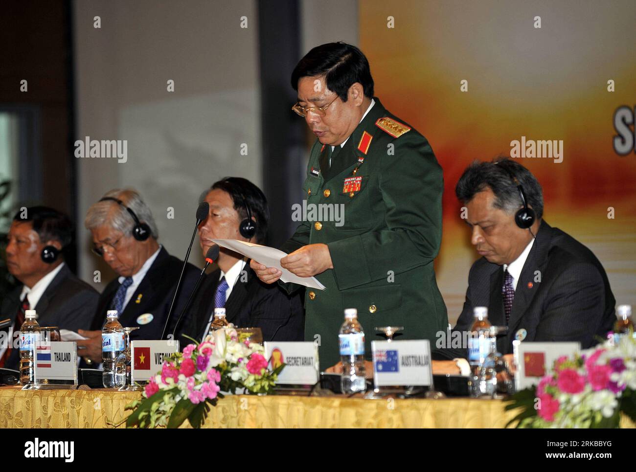 Bildnummer: 54530857 Datum: 12.10.2010 Copyright: imago/Xinhua (101012) -- HANOI, 12 ottobre 2010 (Xinhua) -- il ministro della difesa vietnamita Phung Quang Thanh fa una dichiarazione sulla dichiarazione congiunta durante la conferenza stampa di Hanoi, Vietnam, 12 ottobre 2010. Il primo incontro dei ministri della difesa dell'ASEAN Plus (ADMM-Plus) si è concluso qui martedì con i partecipanti che hanno presentato una dichiarazione congiunta che dimostra la loro volontà politica di rafforzare la cooperazione per affrontare le sfide non tradizionali in materia di sicurezza. (Xinhua/Huang Xiaoyong) (zcc) VIETNAM-HANOI-ADMM-PLUS PUBLICATIONxNOTxINxCHN People Politik kbdig Foto Stock