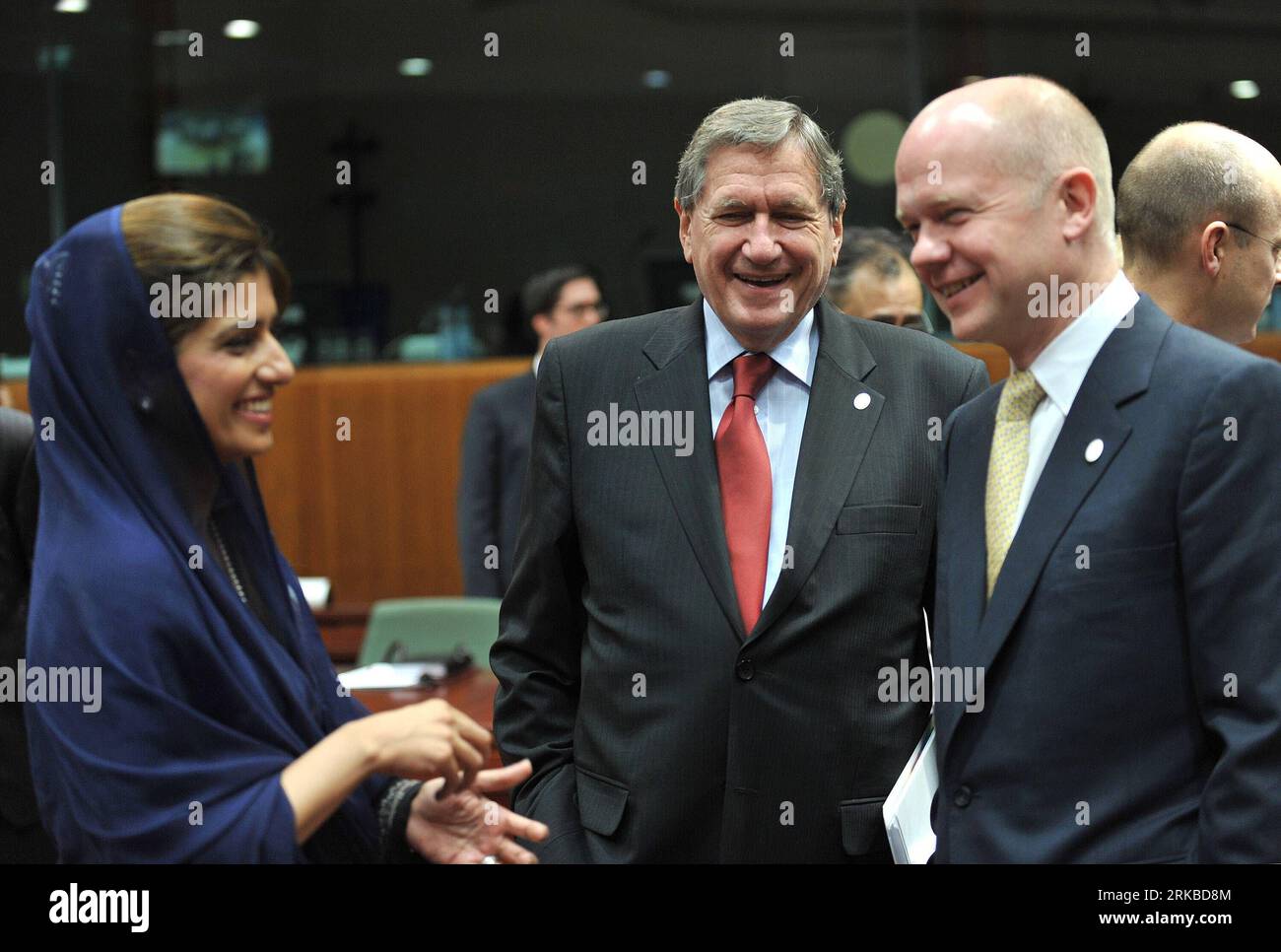 (101015) -- BRUXELLES, 15 ottobre 2010 (Xinhua) -- il Segretario agli Esteri britannico William Hague, il Rappresentante speciale degli Stati Uniti per l'Afghanistan e il Pakistan Richard Holbrooke e il Ministro di Stato del Pakistan per gli affari economici Hina Rabbani Khar (da R a L) partecipano alla riunione ministeriale Friends of Democratic Pakistan presso la sede dell'UE a Bruxelles, capitale del Belgio, 15 ottobre 2010. La riunione si è concentrata sugli aiuti internazionali al Pakistan dopo le inondazioni storiche, che hanno causato più di 9,5 miliardi di dollari di perdite, ha stimato una relazione della Banca Mondiale e della Banca Asiatica di sviluppo. (Xinhua/Wu Wei) Foto Stock