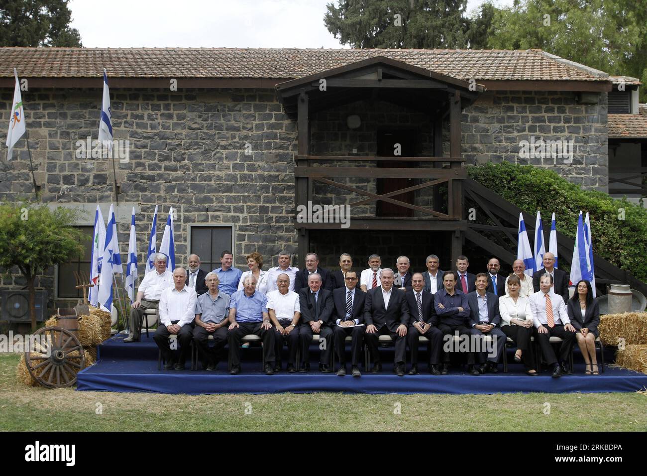 Bildnummer: 54541398 Datum: 17.10.2010 Copyright: imago/Xinhua GERUSALEMME -- il primo ministro israeliano Benjamin Netanyahu (7th L, fronte) e i membri del gabinetto posano per una fotografia prima di una riunione di gabinetto che segna il 100 ° anniversario del movimento Kibbutz, in un Kibbutz chiamato Degania Alefk, Israele, il 17 ottobre 2010. Il movimento kibbutz è un movimento di insediamento per le comunità collettive in Israele. (Xinhua/JINI)(djj) ISRAEL-JERUSALEM-KIBBUTZ-ANNIVERSARY PUBLICATIONxNOTxINxCHN People Politik Jubiläum Kibbuz Siedlung Kollektivsiedlung kbdig xdp premiumd 2010 quer o0 totale Bildnummer 5 Foto Stock