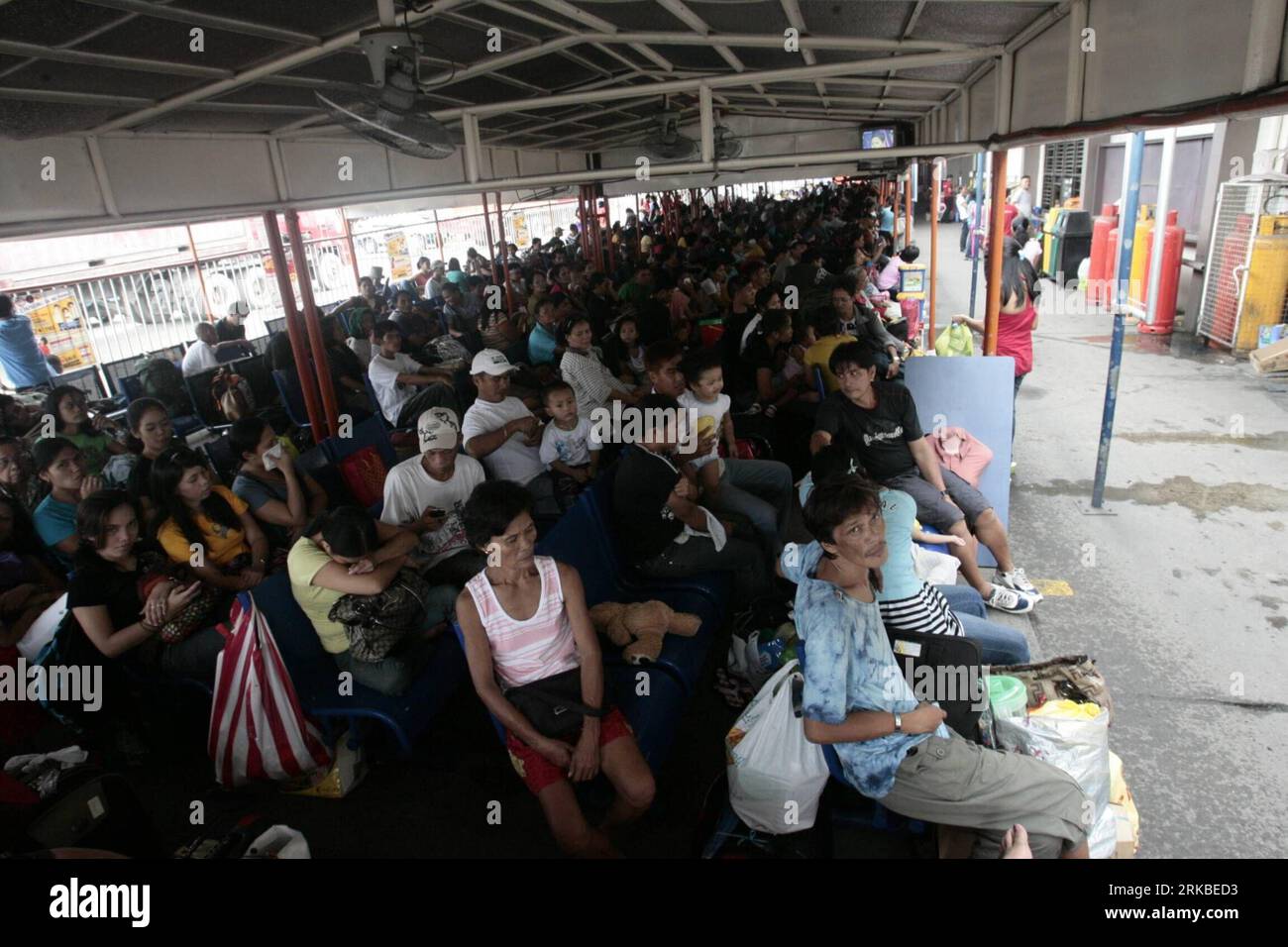 Bildnummer: 54544134 Datum: 18.10.2010 Copyright: imago/Xinhua (101018) -- MANILA , 18 ottobre 2010 (Xinhua) -- i passeggeri della barca provinciale sono bloccati mentre i viaggi marittimi e aerei sono sospesi mentre il super tifone Juan, o Megi, colpisce le Filippine, a Manila, capitale del paese, 18 ottobre 2010. Il tifone Juan, con una velocità massima di 225 chilometri all'ora, viene avvertito di devastare Cagayan, Isabela e molte altre province delle Filippine del Nord. Migliaia di famiglie nelle province di Isabela e Cagayan sono già state evacuate. (Xinhua/Jon Fabrigar) (ypf) FILIPPINE-TIFONE-PASSEGGERI- STRAND Foto Stock