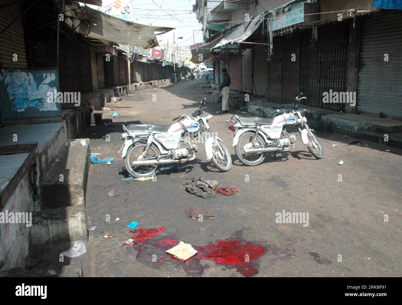Bildnummer: 54550348 Datum: 20.10.2010 Copyright: imago/Xinhua (101020)-- KARACHI, 20 ottobre 2010 (Xinhua) -- macchie di sangue si vedono a terra dopo una sparatoria nella città portuale del Pakistan meridionale di Karachi, 20 ottobre 2010. Almeno 70 sono stati uccisi e oltre 100 sono rimasti feriti a Karachi durante l'uccisione del bersaglio negli ultimi 4 giorni. (XinhuaPhoto/Arshad) PAKISTAN-KARACHI-UNREST PUBLICATIONxNOTxINxCHN Gesellschaft Unruhen premiumd kbdig xkg 2010 quer o0 Blut Straße Blutspur Bildnummer 54550348 Date 20 10 2010 Copyright Imago XINHUA Karachi OCT 20 2010 XINHUA IS Lakes ON the Ground After A Shootout IN S. Foto Stock