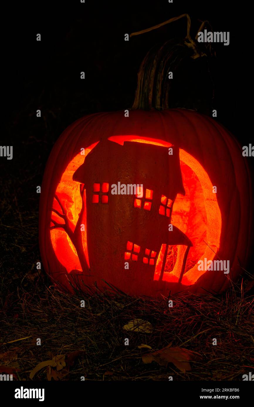 Casa infestata. Zucca intagliata a tema Halloween. Stoddard Avenue Pumpkin Glow. Dayton, Ohio, USA. Foto Stock