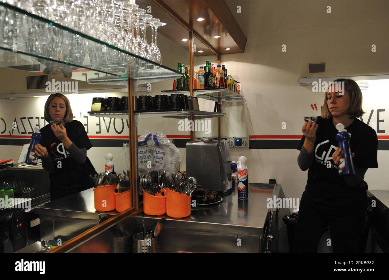 Bildnummer: 54554429 Datum: 21.10.2010 Copyright: imago/Xinhua (101022) -- ROMA, 22 ottobre 2010 (Xinhua) -- volontario bar Tender Monia, studente universitario locale, lavora al GP2 Catholic Bar, convertito da una cripta del XVII secolo dalla Basilica di San Carlo al corso, nel centro di Roma, capitale d'Italia, 21 ottobre 2010. Il bar, che prende il nome dalle iniziali italiane di Giovanni Paolo II, offre bevande a basso costo e varie attività come spettacoli e mostre, che sostengono il consumo corretto e l'intrattenimento positivo tra i giovani italiani. (Xinhua/Wang Qingqin) (lyx) ITALIA-ROMA-STORICA CRIPTA-CATTOLICA Foto Stock