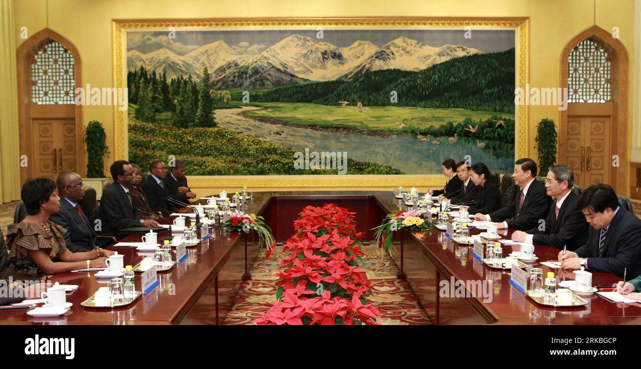 Bildnummer: 54557804 Datum: 22.10.2010 Copyright: imago/Xinhua (101022) -- PECHINO, 22 ottobre 2010 (Xinhua) -- il vicepresidente cinese Xi Jinping (3rd R) incontra il vicepresidente zambiano George Kunda (3rd L) a Pechino, capitale della Cina, 22 ottobre 2010. (Xinhua/Pang Xinglei) (xzj) RIUNIONE CINA-ZAMBIA (CN) PUBLICATIONxNOTxINxCHN Politik people kbdig xub 2010 quer Bildnummer 54557804 Data 22 10 2010 Copyright Imago XINHUA Pechino OCT 22 2010 XINHUA il Vice Presidente cinese Xi Jinping 3rd r incontra il Vice Presidente Zambiano George Kunda 3rd l a Pechino capitale cinese 22 ottobre 2010 XINHUA Pan Foto Stock