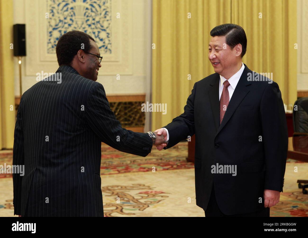 Bildnummer: 54557831 Datum: 22.10.2010 Copyright: imago/Xinhua (101022) -- PECHINO, 22 ottobre 2010 (Xinhua) -- il vicepresidente cinese Xi Jinping (R) incontra il vicepresidente zambiano George Kunda a Pechino, capitale della Cina, 22 ottobre 2010. (Xinhua/Pang Xinglei) (xzj) RIUNIONE CINA-ZAMBIA (CN) PUBLICATIONxNOTxINxCHN Politik people kbdig xub 2010 quer premiumd Bildnummer 54557831 Data 22 10 2010 Copyright Imago XINHUA Pechino OCT 22 2010 XINHUA il Vice Presidente cinese Xi Jinping r incontra il Vice Presidente Zambiano George Kunda a Pechino capitale della Cina ottobre 22 2010 XINHUA Pang Xinglei als Foto Stock