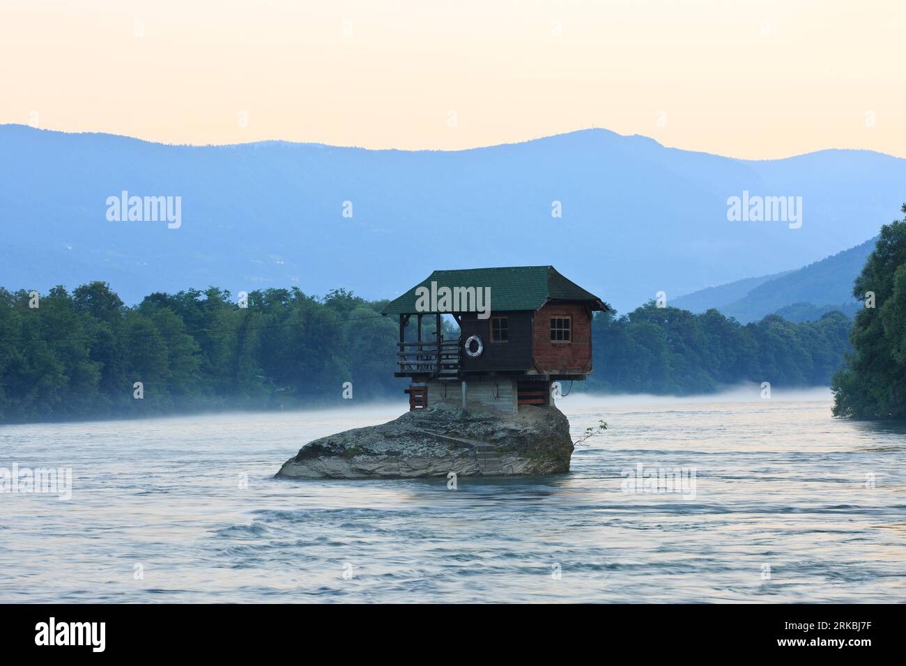 La Drina River House a Bajina basta, Serbia, in una splendida serata estiva Foto Stock