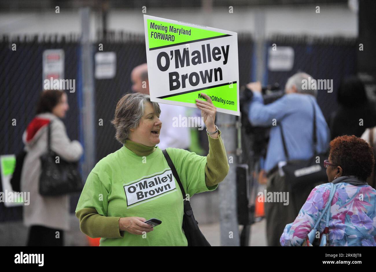 Bildnummer: 54565805 Datum: 26.10.2010 Copyright: imago/Xinhua (101026) -- WASHINGTON, 26 ottobre 2010 (Xinhua) -- Un sostenitore dei candidati governatoriali del Maryland Martin o Malley e Anthony Brown tiene un cartello durante una campagna di strada nella Silver Spring del Maryland, negli Stati Uniti, 26 ottobre 2010. Gli Stati Uniti terranno le elezioni di medio termine il 2 novembre. (Xinhua/Zhang Jun) (lyx) CAMPAGNE ELETTORALI DI MEDIO TERMINE PUBLICATIONxNOTxINxCHN Politik USA Wahlkampf kbdig xsk 2010 quer Bildnummer 54565805 Data 26 10 2010 Copyright Imago XINHUA Washington OCT 26 2010 XINHUA un sostenitore di Mary Foto Stock