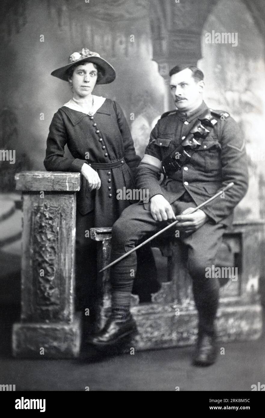 Un segnalatore dell'esercito britannico al fianco di una donna, presa a Norwich durante la prima guerra mondiale. Foto Stock