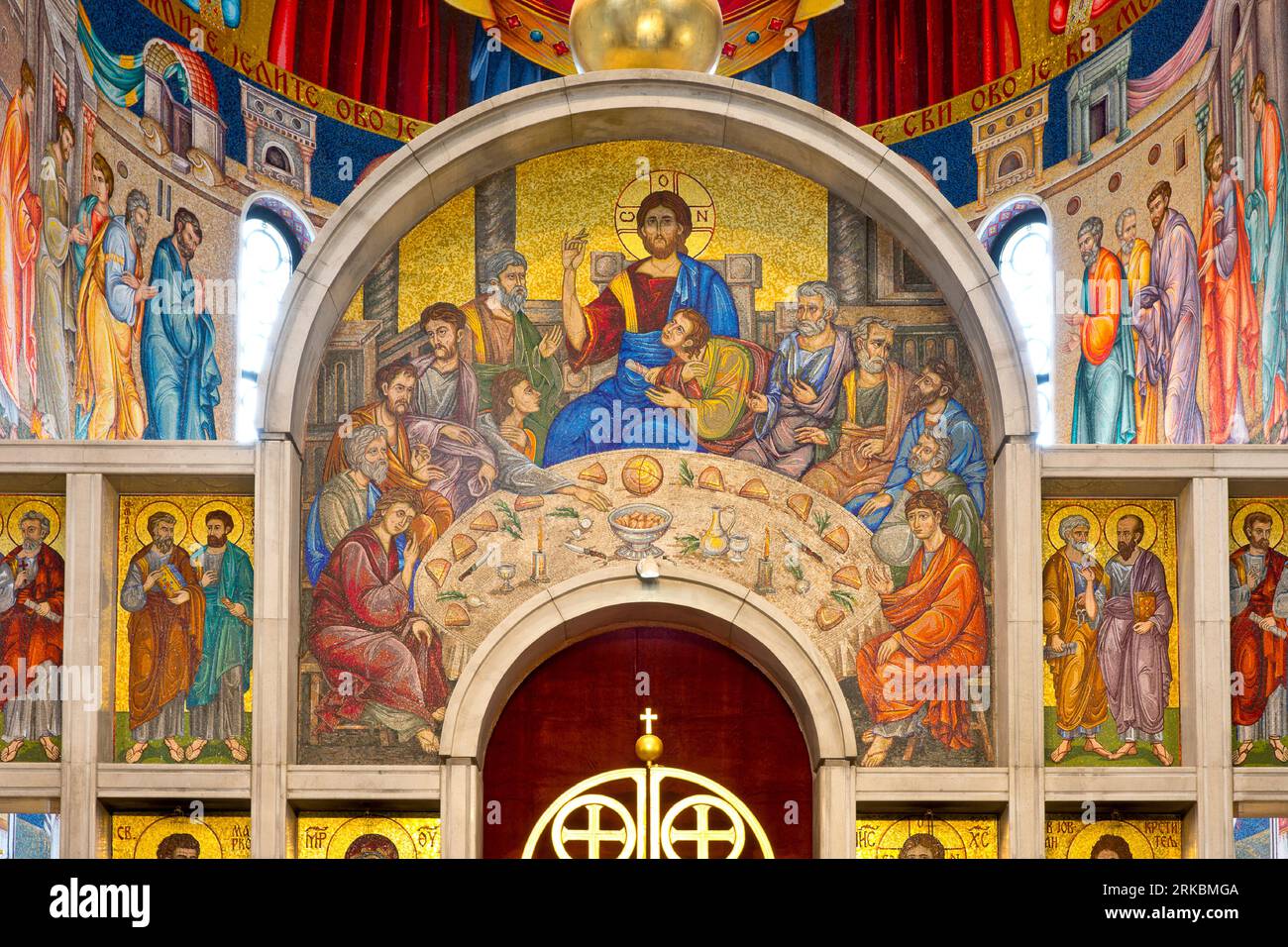 Un affresco raffigurante l'ultima cena sopra l'altare della Chiesa ortodossa serba di San Marco (1940) a Belgrado, Serbia Foto Stock