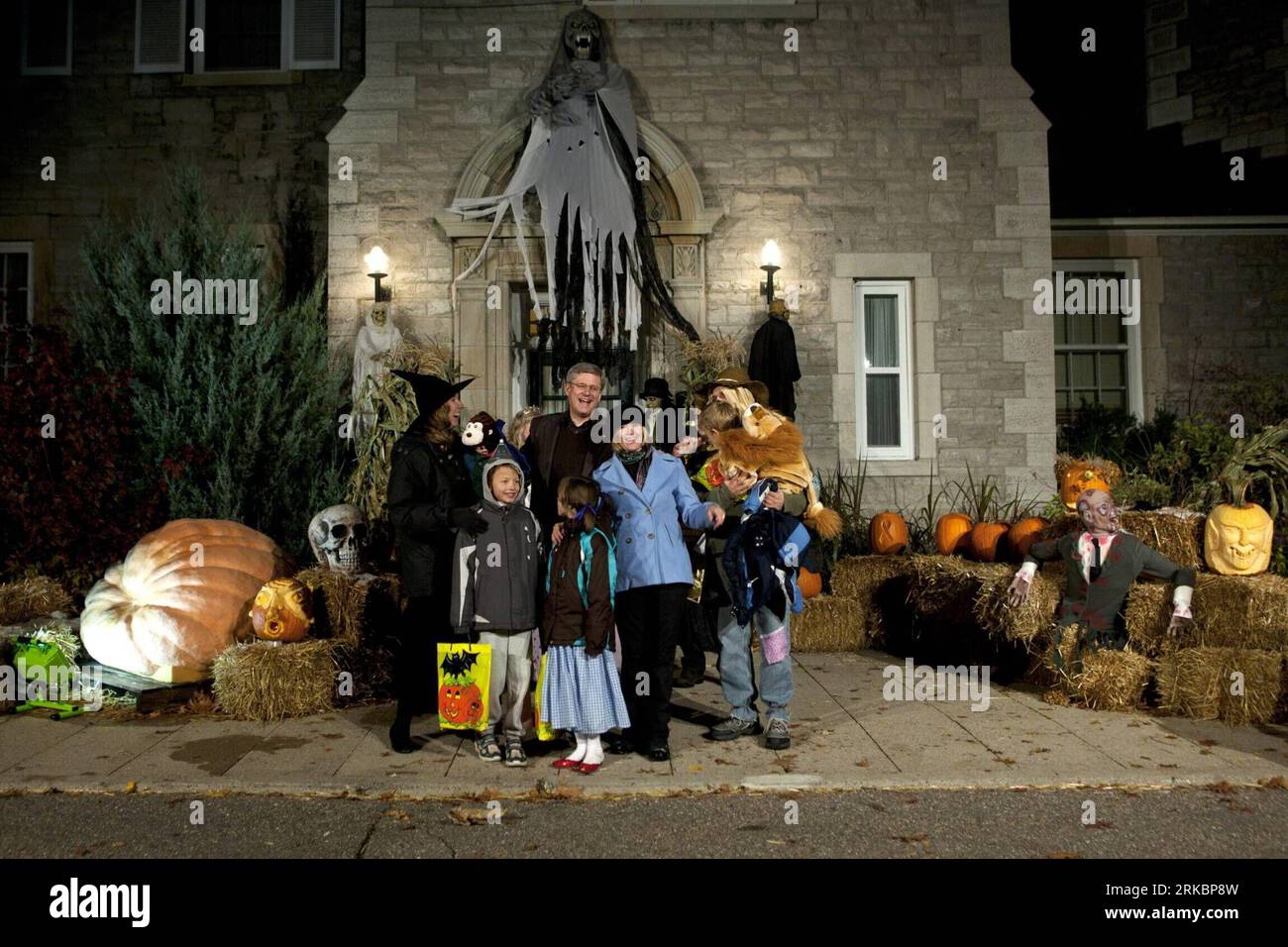 (101101) -- OTTAWA, 01 novembre 2010 (Xinhua) -- il primo ministro del Canada Stephen Harper e sua moglie Laureen salutano Trick-or-Treaters durante Halloween al 24 Sussex, sua residenza ufficiale a Ottawa, Canada, 31 ottobre 2010. (Xinhua/Christopher Pike) (xhn) CANADA-OTTAWA-HALLOWEEN-OFFICIALS PUBLICATIONxNOTxINxCHN Foto Stock