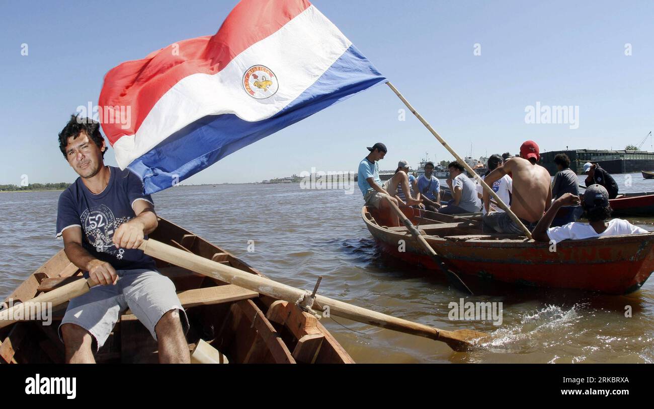 Bildnummer: 54606490 Datum: 03.11.2010 Copyright: imago/Xinhua (101104) -- ASUNCION (PARAGUAY), 4 novembre 2010 (Xinhua) -- i pescatori con bandiere nazionali paraguaiane protestano sul fiume Paraguay ad Asuncion, Paraguay, il 3 novembre 2010. Questa azione richiedeva al governo paraguaiano di aumentare i sussidi che concede ai pescatori ogni anno quando iniziano i mesi di divieto di pesca. (Xinhua/Ubaldo Gonzalez) (cl) PARAGUAY-FISHING PROHIBITION-PROTEST PUBLICATIONxNOTxINxCHN Gesellschaft Fischerei Demo Verbot kbdig xdp premiumd 2010 quer o0 Fischer Demo Politik Subventionen Fischerei Bildnummer 546064 Foto Stock