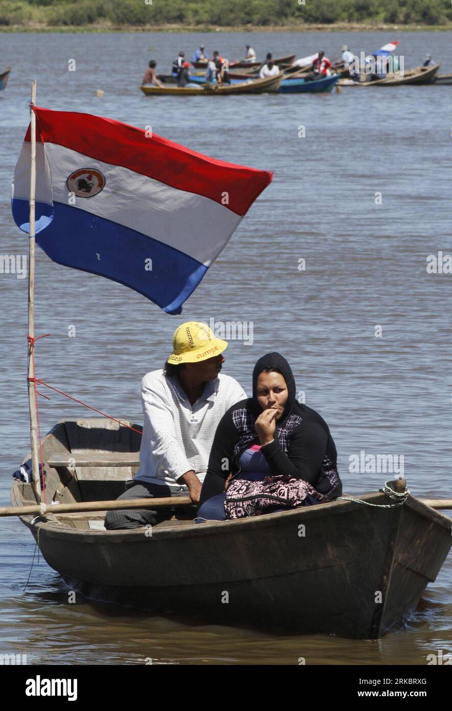 Bildnummer: 54606491 Datum: 03.11.2010 Copyright: imago/Xinhua (101104) -- ASUNCION (PARAGUAY), 4 novembre 2010 (Xinhua) -- i pescatori con bandiere nazionali paraguaiane protestano sul fiume Paraguay ad Asuncion, Paraguay, il 3 novembre 2010. Questa azione richiedeva al governo paraguaiano di aumentare i sussidi che concede ai pescatori ogni anno quando iniziano i mesi di divieto di pesca. (Xinhua/Ubaldo Gonzalez) (cl) PARAGUAY-FISHING PROHIBITION-PROTEST PUBLICATIONxNOTxINxCHN Gesellschaft Fischerei Demo Verbot kbdig xdp premiumd 2010 hoch o0 Fischer Demo Politik Subventionen Fischerei Bildnummer 546064 Foto Stock