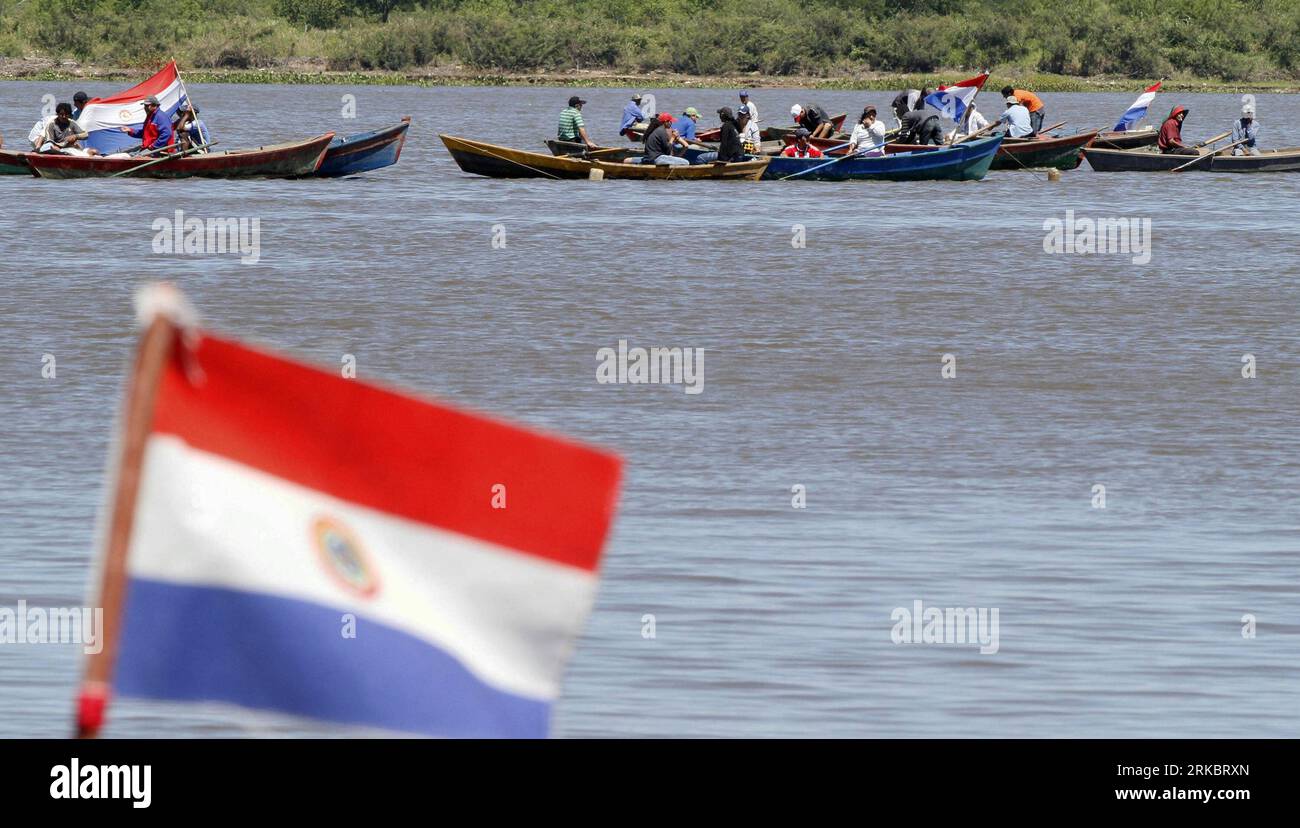 Bildnummer: 54606492 Datum: 03.11.2010 Copyright: imago/Xinhua (101104) -- ASUNCION (PARAGUAY), 4 novembre 2010 (Xinhua) -- i pescatori con bandiere nazionali paraguaiane protestano sul fiume Paraguay ad Asuncion, Paraguay, il 3 novembre 2010. Questa azione richiedeva al governo paraguaiano di aumentare i sussidi che concede ai pescatori ogni anno quando iniziano i mesi di divieto di pesca. (Xinhua/Ubaldo Gonzalez) (cl) PARAGUAY-FISHING PROHIBITION-PROTEST PUBLICATIONxNOTxINxCHN Gesellschaft Fischerei Demo Verbot kbdig xdp premiumd 2010 quer o0 Fischer Demo Politik Subventionen Fischerei Bildnummer 546064 Foto Stock