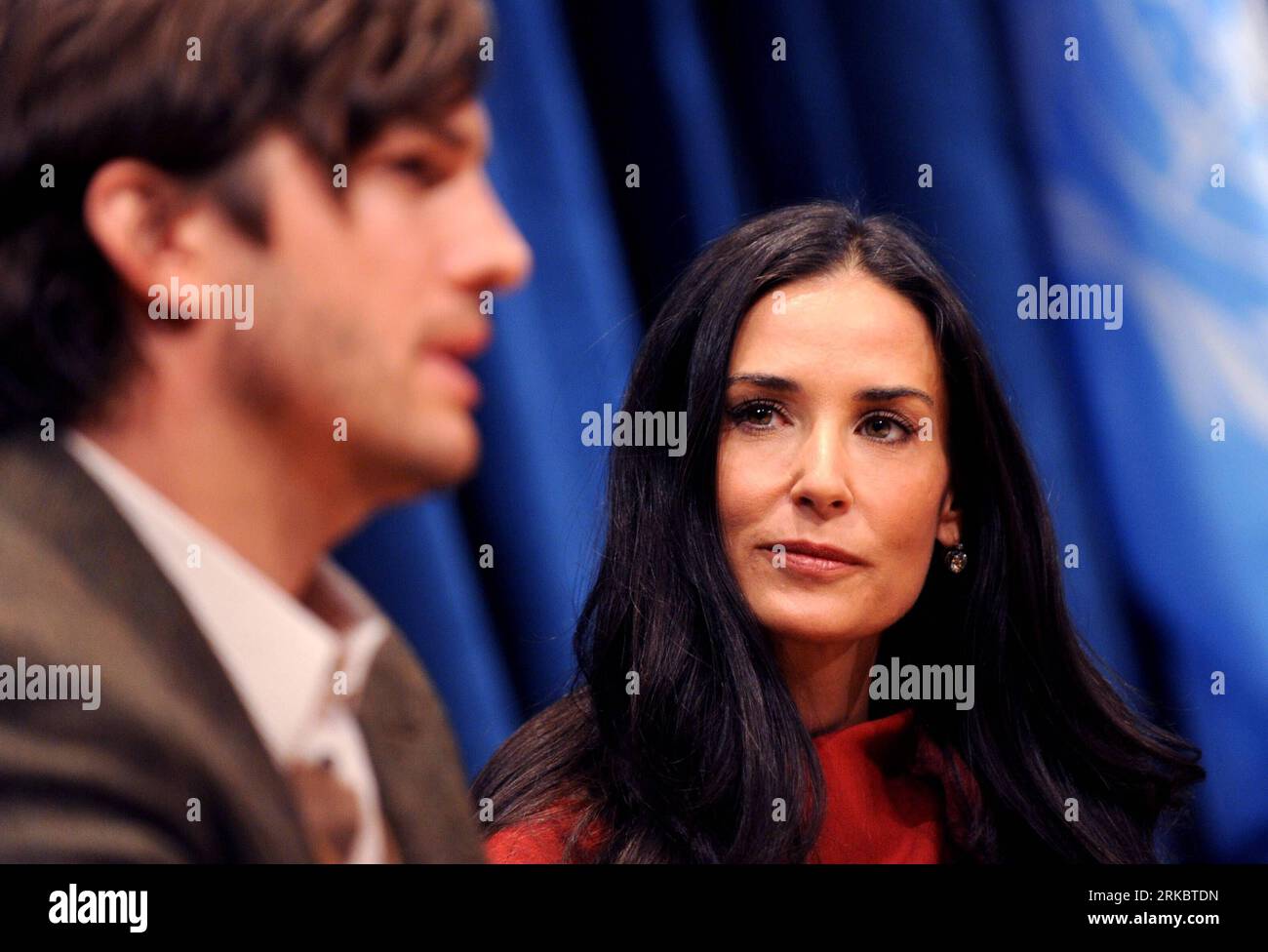 Bildnummer: 54609185 Datum: 04.11.2010 Copyright: imago/Xinhua (101104) -- New York, 4 novembre 2010 (Xinhua) -- l'attrice STATUNITENSE Demi Moore (R) e la sua banda di caccia Ashton Kutcher partecipano a una conferenza stampa sul lancio del Fondo fiduciario delle Nazioni Unite per le vittime della tratta di esseri umani presso la sede delle Nazioni Unite a New York, negli Stati Uniti, 4 novembre 2010. Avvio del Fondo fiduciario volontario delle Nazioni Unite per le vittime della tratta di esseri umani, in particolare donne e bambini. Il Fondo fornirà aiuti umanitari, legali e finanziari alle vittime della tratta di esseri umani. (Xinhua/Shen Hong) FONDI USA-ONU-VITTIME DI TRATTA-LANCIO PUBLI Foto Stock