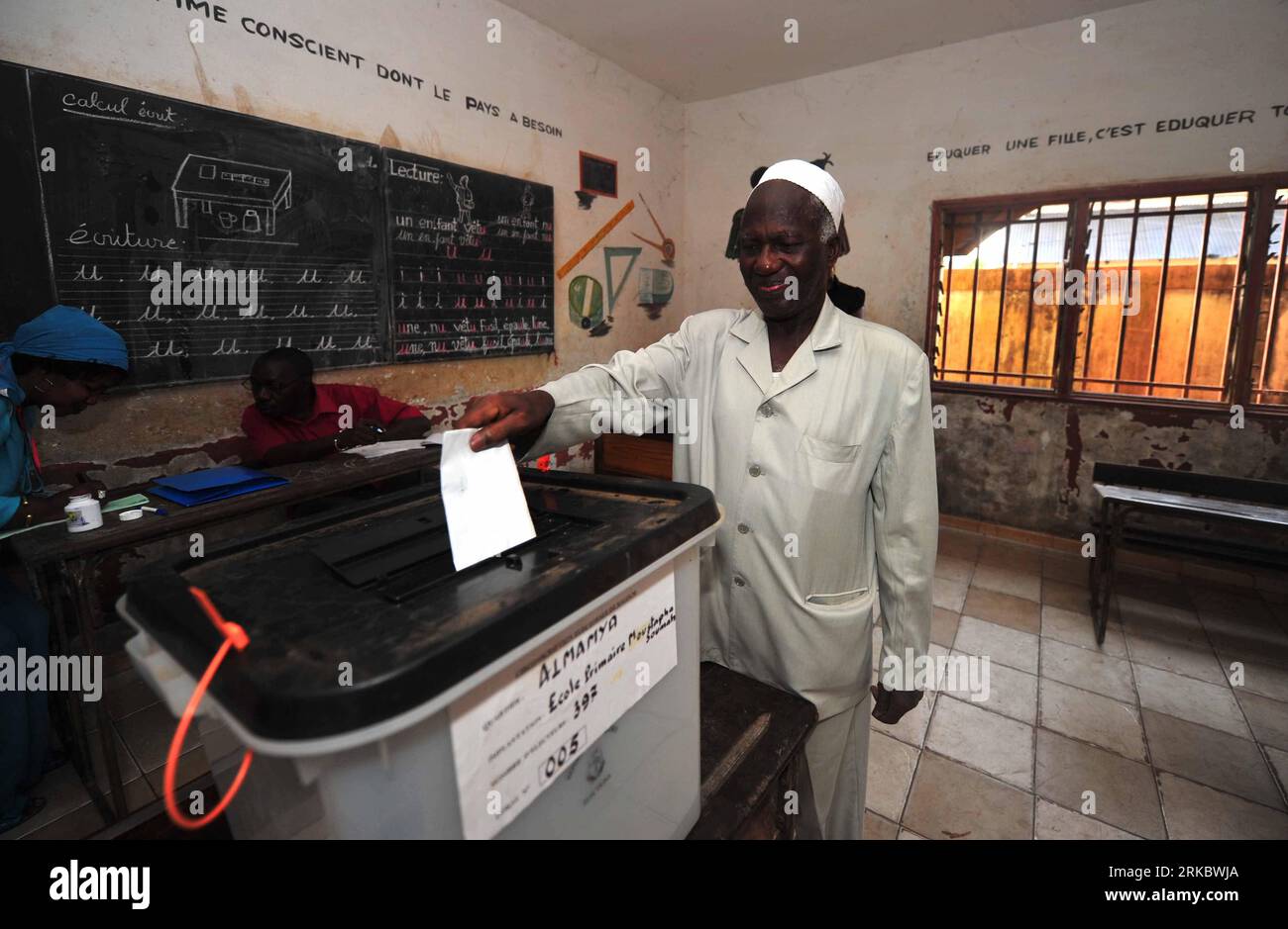 Bildnummer: 54616518 Datum: 07.11.2010 Copyright: imago/Xinhua (101107) -- CONAKRY, 7 novembre 2010 (Xinhua) -- Un elettorato guineano lancia il suo voto nel ballottaggio presidenziale a Conakry, capitale della Guinea, 7 novembre 2010. Il ballottaggio presidenziale è iniziato domenica in Guinea che mette Cellou Dalein Diallo, candidato presidenziale dell'Unione delle forze democratiche della Guinea (UFDG) contro Alpha Conde, candidato presidenziale del Rally di Guinea (RPG). (Xinhua/Zhao Yingquan) (wjd) GUINEA-PRESIDENZIALE RUN-OFF-START PUBLICATIONxNOTxINxCHN Gesellschaft Wahlen Politik Präsidentschaftswahlen kbd Foto Stock