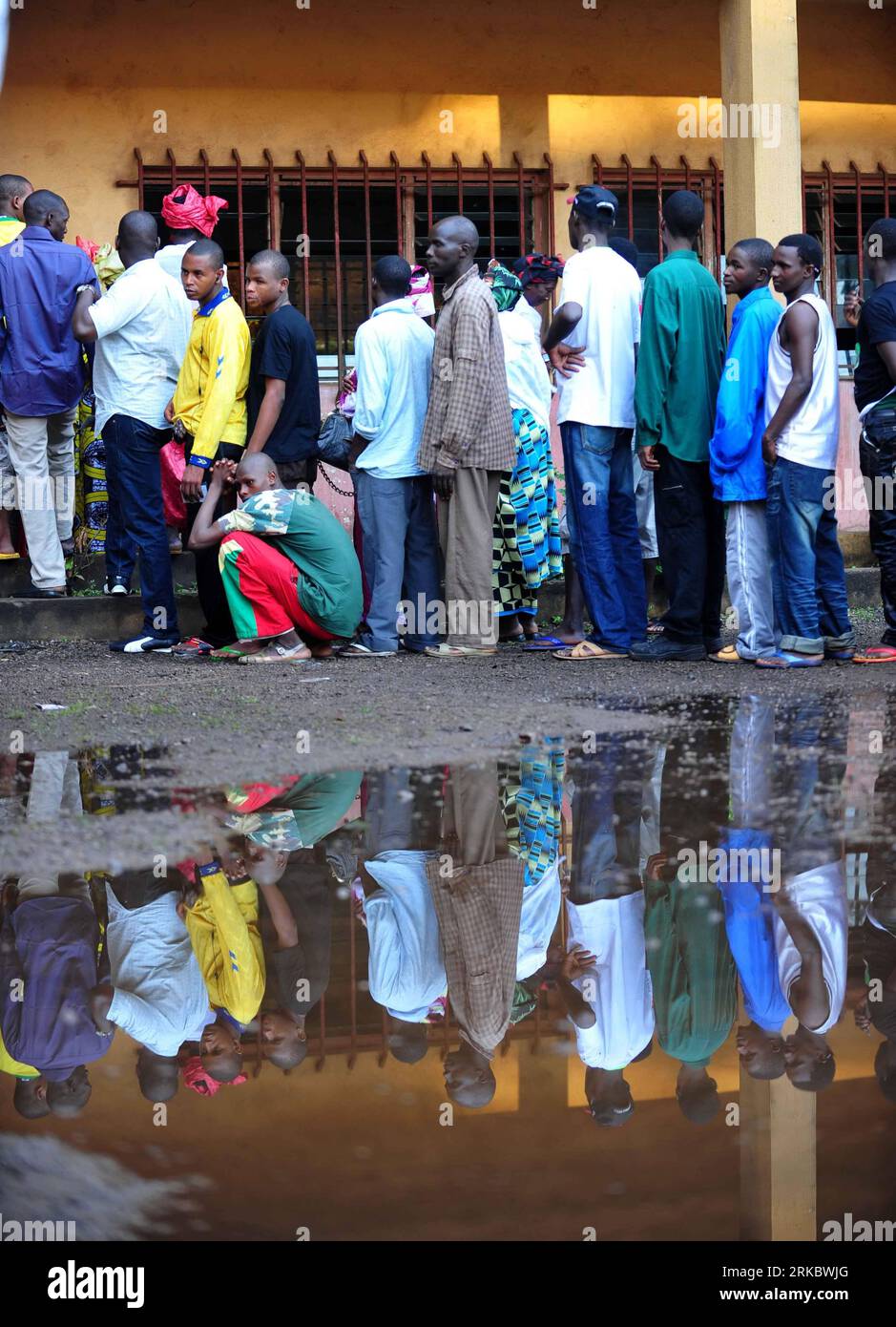 Bildnummer: 54616517 Datum: 07.11.2010 Copyright: imago/Xinhua (101107) -- CONAKRY, 7 novembre 2010 (Xinhua) -- gli elettori guineani fanno la fila per lanciare i loro voti nel ballottaggio presidenziale a Conakry, capitale della Guinea, 7 novembre 2010. Il ballottaggio presidenziale è iniziato domenica in Guinea che mette Cellou Dalein Diallo, candidato presidenziale dell'Unione delle forze democratiche della Guinea (UFDG) contro Alpha Conde, candidato presidenziale del Rally di Guinea (RPG). (Xinhua/Zhao Yingquan) (wjd) GUINEA-PRESIDENTIAL RUN-OFF-START PUBLICATIONxNOTxINxCHN Gesellschaft Wahlen Politik Präsidentsch Foto Stock