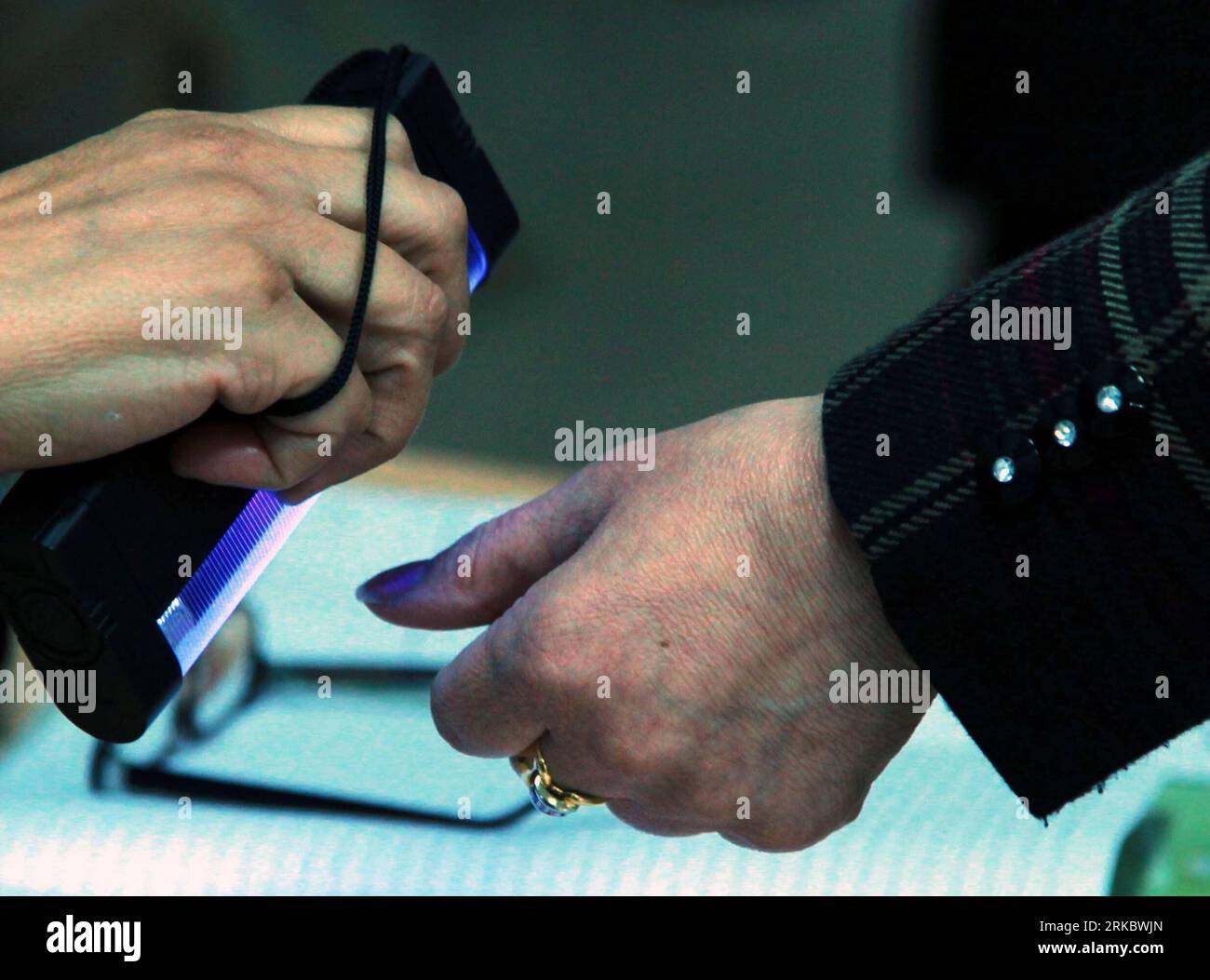 Bildnummer: 54616508 Datum: 07.11.2010 Copyright: imago/Xinhua (101107) -- BAKU, 7 novembre 2010 (Xinhua) -- Un membro dello staff controlla un segno di inchiostro invisibile degli elettori in un polling station a Baku, Azerbaigian, 7 novembre 2010. Gli elettori hanno iniziato a votare presto domenica per scegliere i 125 deputati per l'Assemblea nazionale o il parlamento dell'Azerbaigian. (Xinhua/Liu Yang) (lyx) AZERBAIJAN-BAKU-PARLIMENTARY ELECTION-START PUBLICATIONxNOTxINxCHN Gesellschaft Politik Wahlen Parlamentswahlen Wahllokal kbdig xdp premiumd 2010 quer o0 unsichtbare TINTE Kontrolle Bildnummer 54616508 Data 07 11 2010 Copyright Imago XINHUA Bak Foto Stock