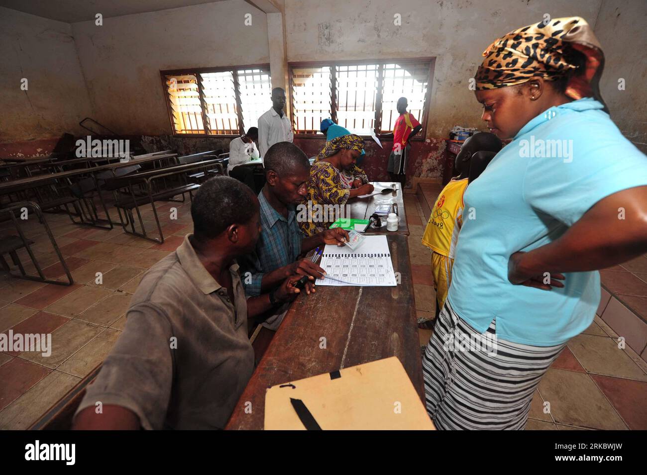 Bildnummer: 54616519 Datum: 07.11.2010 Copyright: imago/Xinhua (101107) -- CONAKRY, 7 novembre 2010 (Xinhua) -- Un elettorato guineano lancia il suo voto nel ballottaggio presidenziale a Conakry, capitale della Guinea, 7 novembre 2010. Il ballottaggio presidenziale è iniziato domenica in Guinea che mette Cellou Dalein Diallo, candidato presidenziale dell'Unione delle forze democratiche della Guinea (UFDG) contro Alpha Conde, candidato presidenziale del Rally di Guinea (RPG). (Xinhua/Zhao Yingquan) (wjd) GUINEA-PRESIDENZIALE RUN-OFF-START PUBLICATIONxNOTxINxCHN Gesellschaft Wahlen Politik Präsidentschaftswahlen kbd Foto Stock