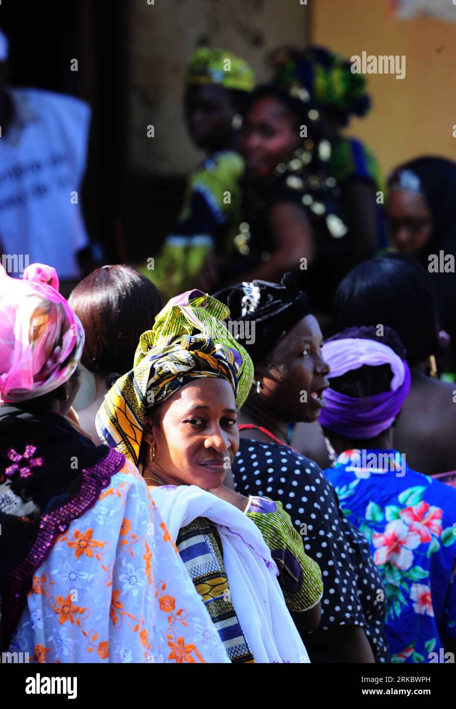 Bildnummer: 54617736 Datum: 07.11.2010 Copyright: imago/Xinhua (101107) -- CONAKRY, 7 novembre 2010 (Xinhua) -- Aspettate di esprimere i loro voti in un seggio elettorale a Conakry, capitale della Guinea, 7 novembre 2010. Il ballottaggio presidenziale è iniziato domenica in Guinea, che mette Cellou Dalein Diallo, candidato presidenziale dell'Unione delle forze democratiche della Guinea (UFDG) contro Alpha Conde, candidato presidenziale del Rally di Guinea (RPG). (Xinhua/Zhao Yingquan) GUINEA-PRESIDENTIAL RUN-OFF-START PUBLICATIONxNOTxINxCHN Gesellschaft Politik Wahlen Präsidentschaftswahlen Wahl kbdig xdp premiumd 2010 Foto Stock