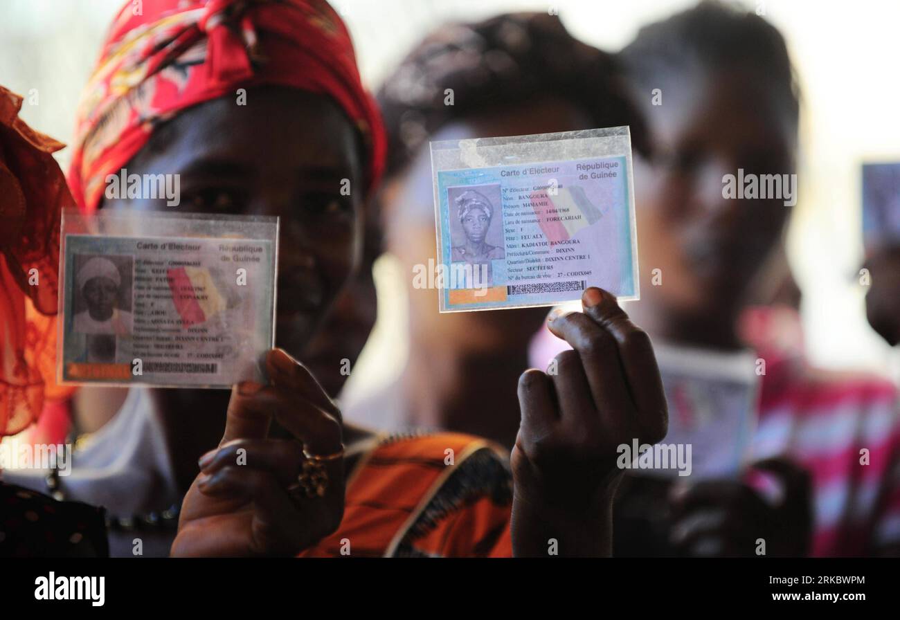 Bildnummer: 54617740 Datum: 07.11.2010 Copyright: imago/Xinhua (101107) -- CONAKRY, 7 novembre 2010 (Xinhua) -- le donne mostrano i loro voti dopo aver espresso il voto in un collegio elettorale a Conakry, capitale della Guinea, 7 novembre 2010. Il ballottaggio presidenziale è iniziato domenica in Guinea, che mette Cellou Dalein Diallo, candidato presidenziale dell'Unione delle forze democratiche della Guinea (UFDG) contro Alpha Conde, candidato presidenziale del Rally di Guinea (RPG). (Xinhua/Zhao Yingquan) GUINEA-PRESIDENTIAL RUN-OFF-START PUBLICATIONxNOTxINxCHN Gesellschaft Politik Wahlen Präsidentschaftswahlen Wahl kbdi Foto Stock