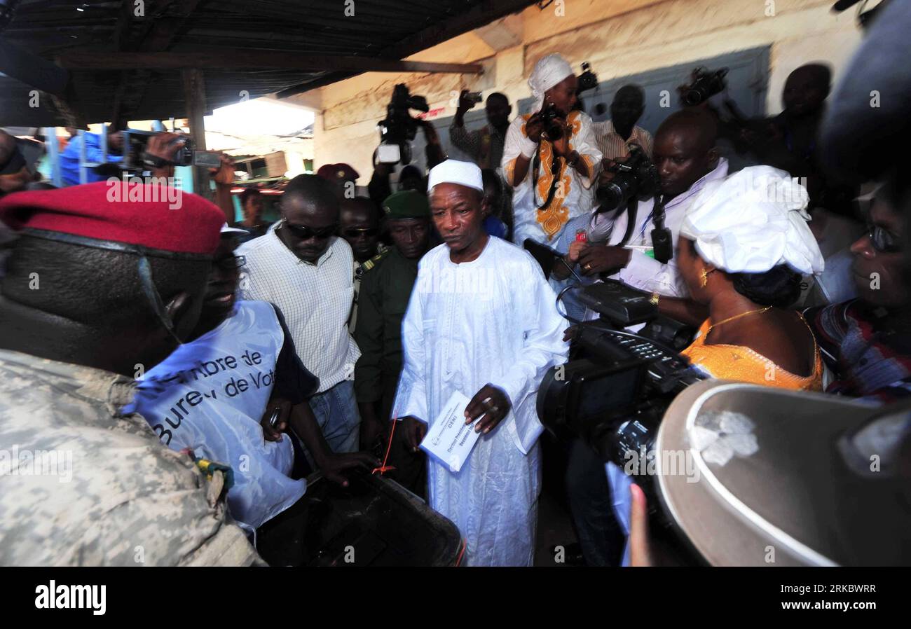 Bildnummer: 54617735 Datum: 07.11.2010 Copyright: imago/Xinhua (101107) -- CONAKRY, 7 novembre 2010 (Xinhua) -- Alpha Conde (C), candidato presidenziale dal Rally di Guinean (RPG), è visto in un polling station a Conakry, capitale della Guinea, 7 novembre 2010. Il ballottaggio presidenziale è iniziato domenica in Guinea, che mette Cellou Dalein Diallo, candidato presidenziale dell'Unione delle forze democratiche della Guinea (UFDG) contro Alpha Conde, candidato presidenziale del Rally di Guinea (RPG). (Xinhua/Zhao Yingquan) GUINEA-PRESIDENTIAL RUN-OFF-START PUBLICATIONxNOTxINxCHN Gesellschaft Politik Wa Foto Stock