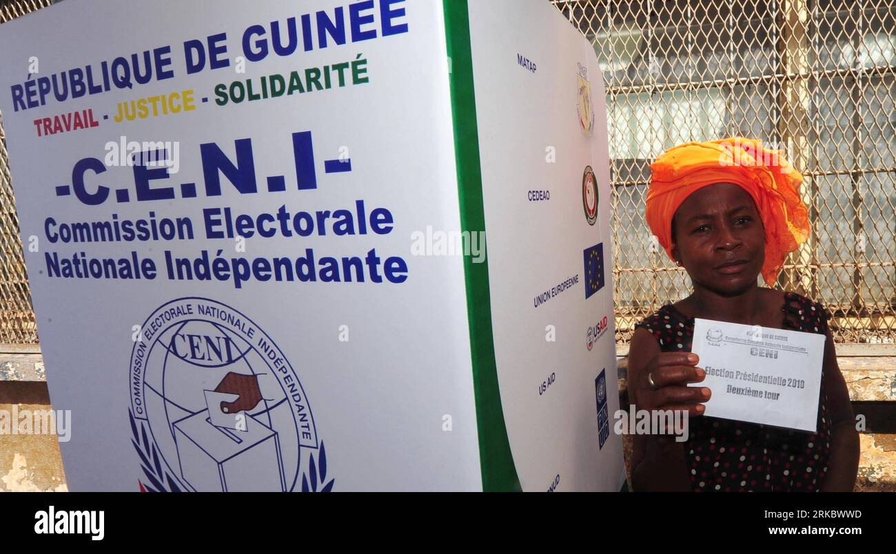 Bildnummer: 54617737 Datum: 07.11.2010 Copyright: imago/Xinhua (101107) -- CONAKRY, 7 novembre 2010 (Xinhua) -- Un uomo mostra il suo voto dopo aver espresso il suo voto in un collegio elettorale a Conakry, capitale della Guinea, 7 novembre 2010. Il ballottaggio presidenziale è iniziato domenica in Guinea, che mette Cellou Dalein Diallo, candidato presidenziale dell'Unione delle forze democratiche della Guinea (UFDG) contro Alpha Conde, candidato presidenziale del Rally di Guinea (RPG). (Xinhua/Zhao Yingquan) GUINEA-PRESIDENTIAL RUN-OFF-START PUBLICATIONxNOTxINxCHN Gesellschaft Politik Wahlen Präsidentschaftswahlen Wahl KB Foto Stock