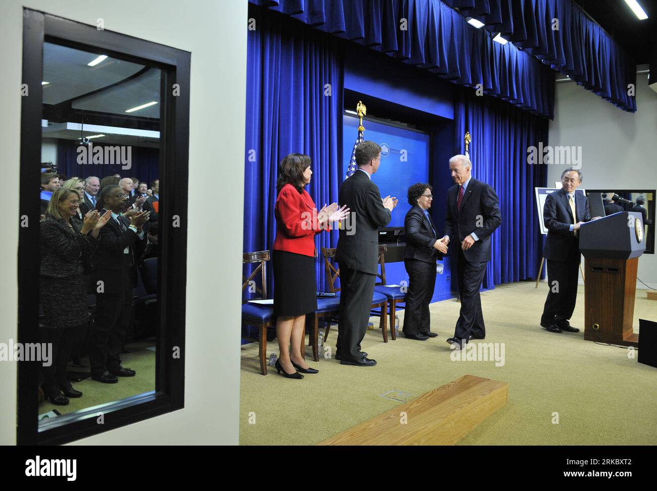 Bildnummer: 54624710 Datum: 09.11.2010 Copyright: imago/Xinhua (101109) -- WASHINGTON, 9 novembre 2010 (Xinhua) -- Vice Presidente degli Stati Uniti Joe Biden (2nd R), Nancy Sutley (3rd R), Presidente del Consiglio della Casa Bianca sulla qualità ambientale, Steven Chu (1st R), Segretario dell'energia, Shaun Donovan (2nd L), Segretario di Housing and Urban Development e Hilda Solis (1st L), Segretario del lavoro, partecipano a un evento della Middle Class Task Force per annunciare una serie di azioni federali progettate per gettare le basi per un'industria di retrofit dell'efficienza energetica domestica forte e autosufficiente, presso l'Eisenhower Executive Offi Foto Stock