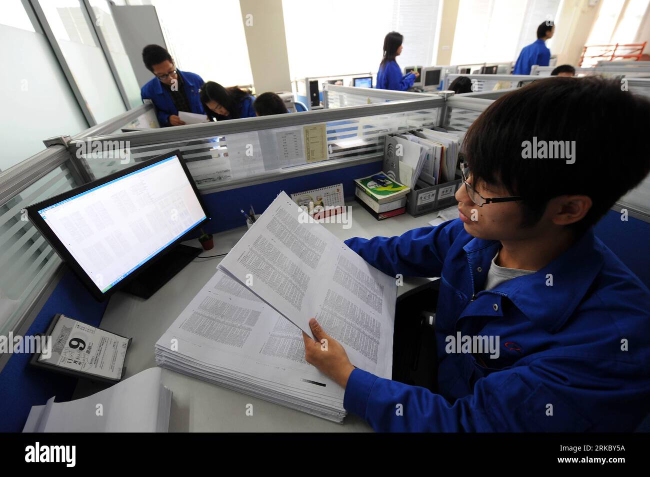 Bildnummer: 54626649 Datum: 10.11.2010 Copyright: imago/Xinhua (101110) -- NANCHINO, 10 novembre 2010 (Xinhua) -- i tecnici lavorano su lastre digitali per le bibbie da stampare in lingue straniere presso Amity Printing Co.. Ltd., l'unica tipografia biblica cinese, a Nanchino, capitale della provincia di Jiangsu della Cina orientale, 9 novembre 2010. La 80 milionesima copia della Sacra Bibbia è stata stampata a Nanchino lunedì tra le benedizioni dei funzionari cinesi e dei leader delle chiese d'oltremare. Ha reso la Cina uno dei più grandi editori biblici del mondo, ha detto Qiu Zhonghui, presidente del Consiglio di amministrazione di Amity Printing. La produzione di 80 mulini Foto Stock