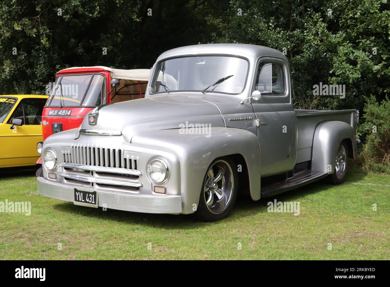 Verniciatura color argento brillante che mostra i contorni della carrozzeria su un pick up personalizzato L110 International 1951, sbattuto su cerchi in lega cromata a 5 razze. Foto Stock
