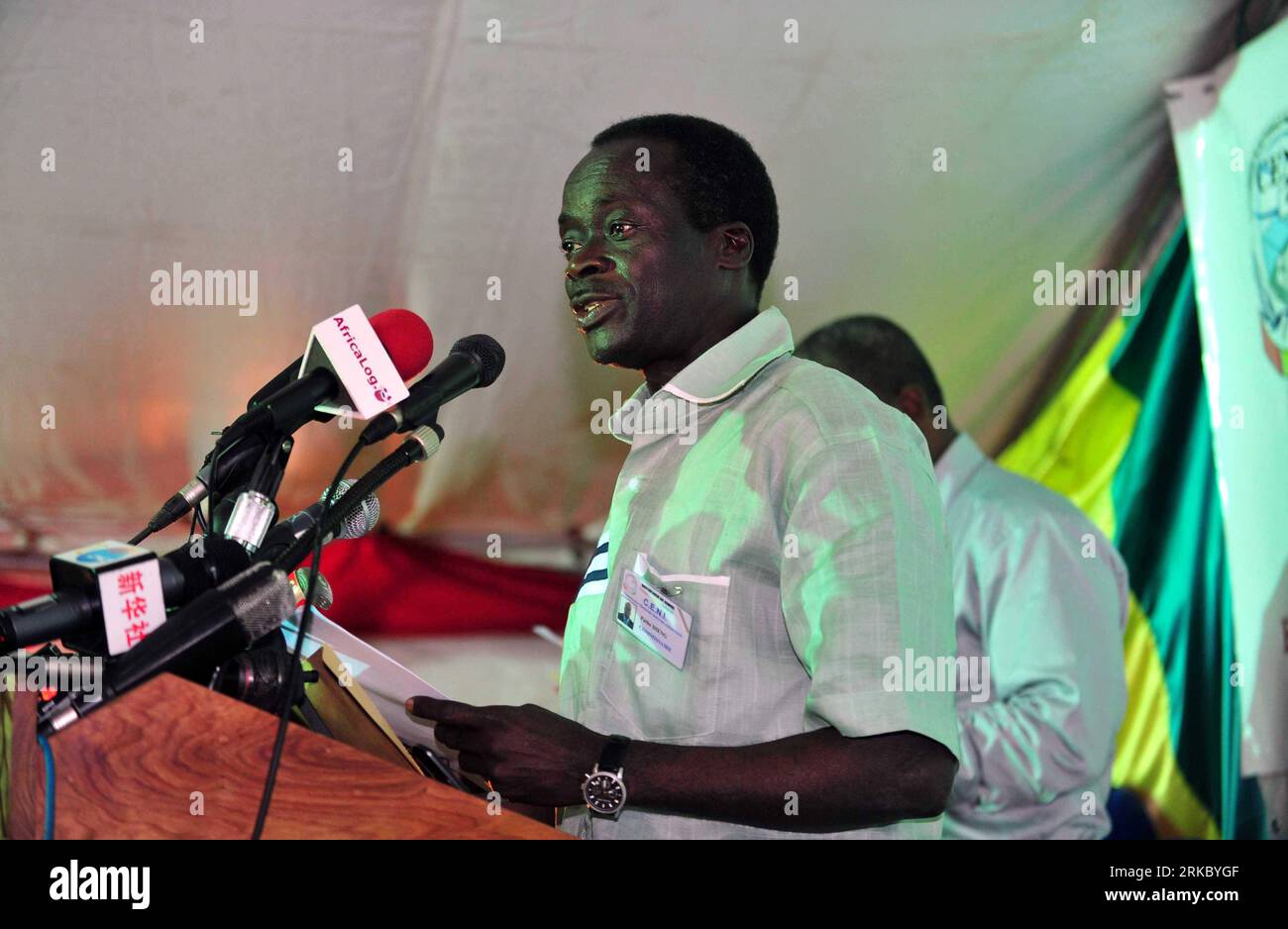Bildnummer: 54627277 Datum: 10.11.2010 Copyright: imago/Xinhua (101111) -- CONAKRY, 11 novembre 2010 (Xinhua) -- Un membro dello staff della Commissione elettorale indipendente Nazionale della Guinea parla durante una conferenza stampa annunciando i risultati parziali del secondo turno delle elezioni presidenziali a Conakry, capitale della Guinea, 10 novembre 2010. (Xinhua/Zhao Yingquan) (lyi) GUINEA-CONAKRY-ELECTION-PARTIAL RESULTS PUBLICATIONxNOTxINxCHN Politik kbdig xsp 2010 quer o0 Wahl, Präsidentschaftswahl Bildnummer 54627277 Date 10 11 2010 Copyright Imago XINHUA Conakry Nov 11 2010 XINHUA un membro dello staff di Guine Foto Stock
