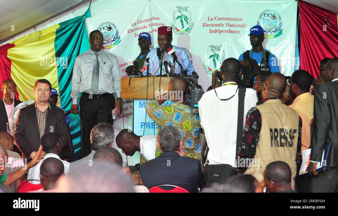 Bildnummer: 54627278 Datum: 10.11.2010 Copyright: imago/Xinhua (101111) -- CONAKRY, 11 novembre 2010 (Xinhua) -- il Presidente della Commissione elettorale indipendente nazionale (CENI) della Guinea, Siaka Toumani Sangare, interviene durante una conferenza stampa che annuncia i risultati parziali del secondo turno delle elezioni presidenziali presso la sala stampa di Conakry, capitale della Guinea, 10 novembre 2010. (Xinhua/Zhao Yingquan) (lyi) GUINEA-CONAKRY-ELECTION-PARTIAL RESULTS PUBLICATIONxNOTxINxCHN People Politik kbdig xsp 2010 quer o0 Wahl, Präsidentschaftswahl Bildnummer 54627278 Date 10 11 2010 Copyright Imago XINHUA Foto Stock