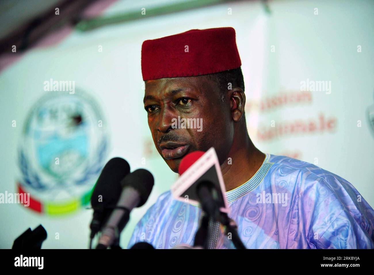 Bildnummer: 54627276 Datum: 10.11.2010 Copyright: imago/Xinhua (101111) -- CONAKRY, 11 novembre 2010 (Xinhua) -- Presidente della Commissione elettorale indipendente Nazionale della Guinea Siaka Toumani Sangare parla durante una conferenza stampa annunciando i risultati parziali del secondo turno delle elezioni presidenziali a Conakry, capitale della Guinea, 10 novembre 2010. (Xinhua/Zhao Yingquan) (lyi) GUINEA-CONAKRY-ELECTION-PARTIAL RESULTS PUBLICATIONxNOTxINxCHN People Politik kbdig xsp 2010 quer o0 Wahl, Präsidentschaftswahl Bildnummer 54627276 Date 10 11 2010 Copyright Imago XINHUA Conakry Nov 11 2010 XINHUA Foto Stock