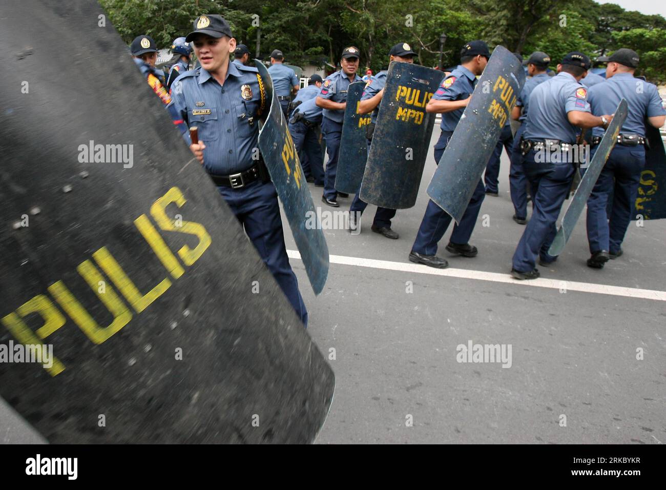 Bildnummer: 54630272 Datum: 10.11.2010 Copyright: imago/Xinhua (101110) -- MANILA, 10 novembre 2010 (Xinhua) -- i poliziotti praticano con i loro manganelli e scudi a Manila, Filippine, 10 novembre 2010. La polizia nazionale filippina e le forze armate delle Filippine estenderanno il loro stato di allarme rosso a Metro of Manila fino al nuovo anno per mantenere al sicuro il pubblico dopo che le segnalazioni di minacce terroristiche hanno attivato avvisi di viaggio sulle Filippine da parte di sei paesi. (Xinhua/Rouelle Umali) (msq) FILIPPINE-MANILA-RED ALERT PUBLICATIONxNOTxINxCHN Gesellschaft Polizei Arbeitswelten Schutzschild kbd Foto Stock