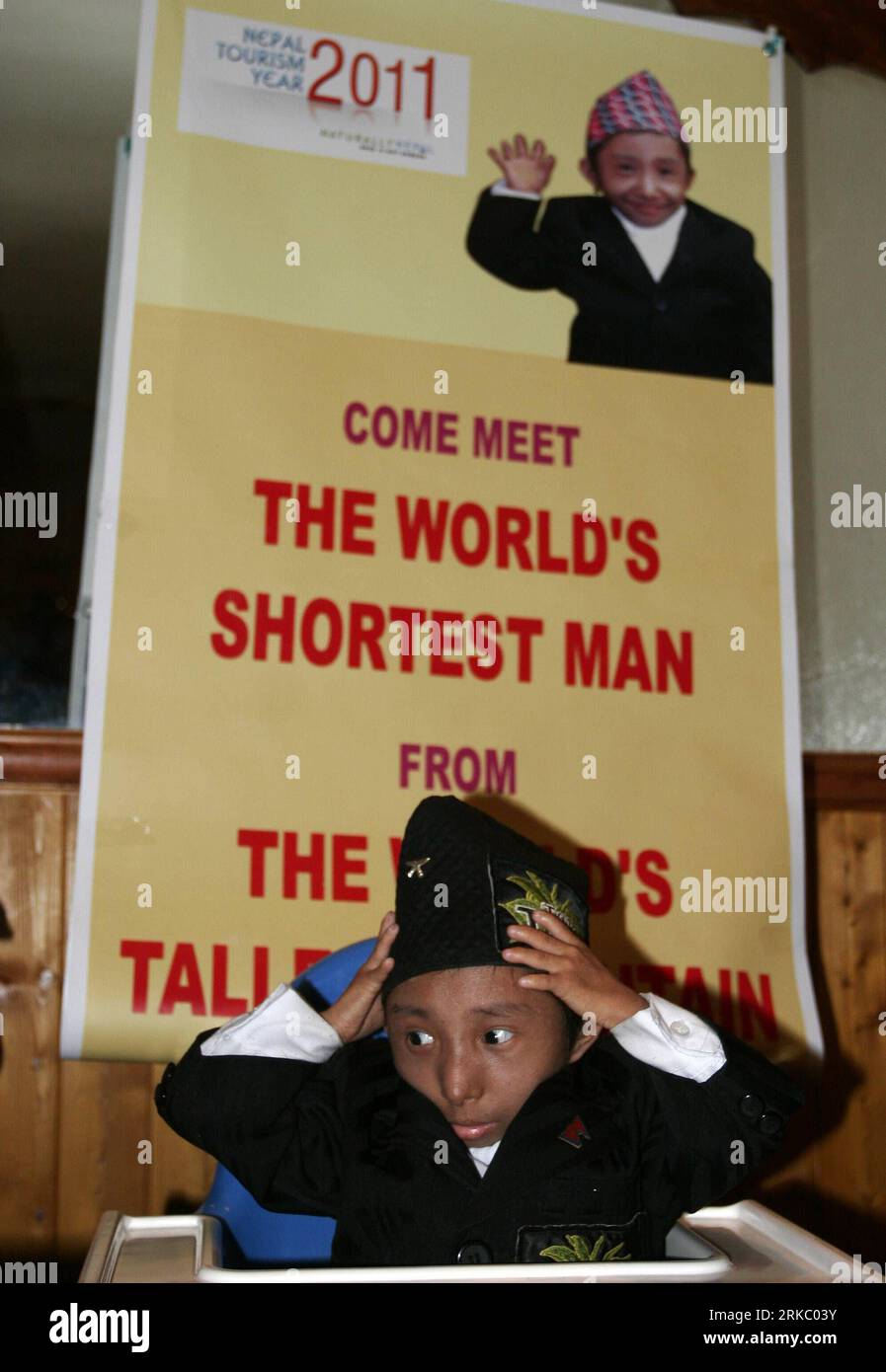 101112 -- LONDRA, 12 novembre 2010 Xinhua -- l'uomo più corto del mondo nepalese Khagendra Thapamagar partecipa a una promozione del turismo nepalese a Londra, capitale della Gran Bretagna, 11 novembre 2010. Alto 67,08 cm e peso di 5,5 kg, Khagendra Thapamagar di 18 anni è stato confermato dal Guiness World Records come l'uomo adulto più corto del mondo quest'anno. Xinhua/Bimal Gautam BRITAIN-LONDON-L'UOMO PIÙ CORTO DEL MONDO PUBLICATIONxNOTxINxCHN Foto Stock